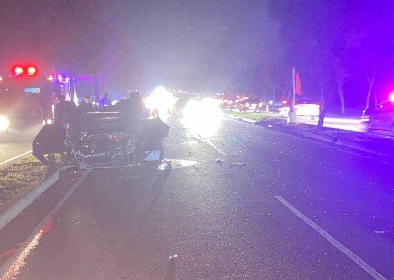 廖男失控擦撞分隔島,之後汽車翻覆於分隔島旁。(讀者提供)