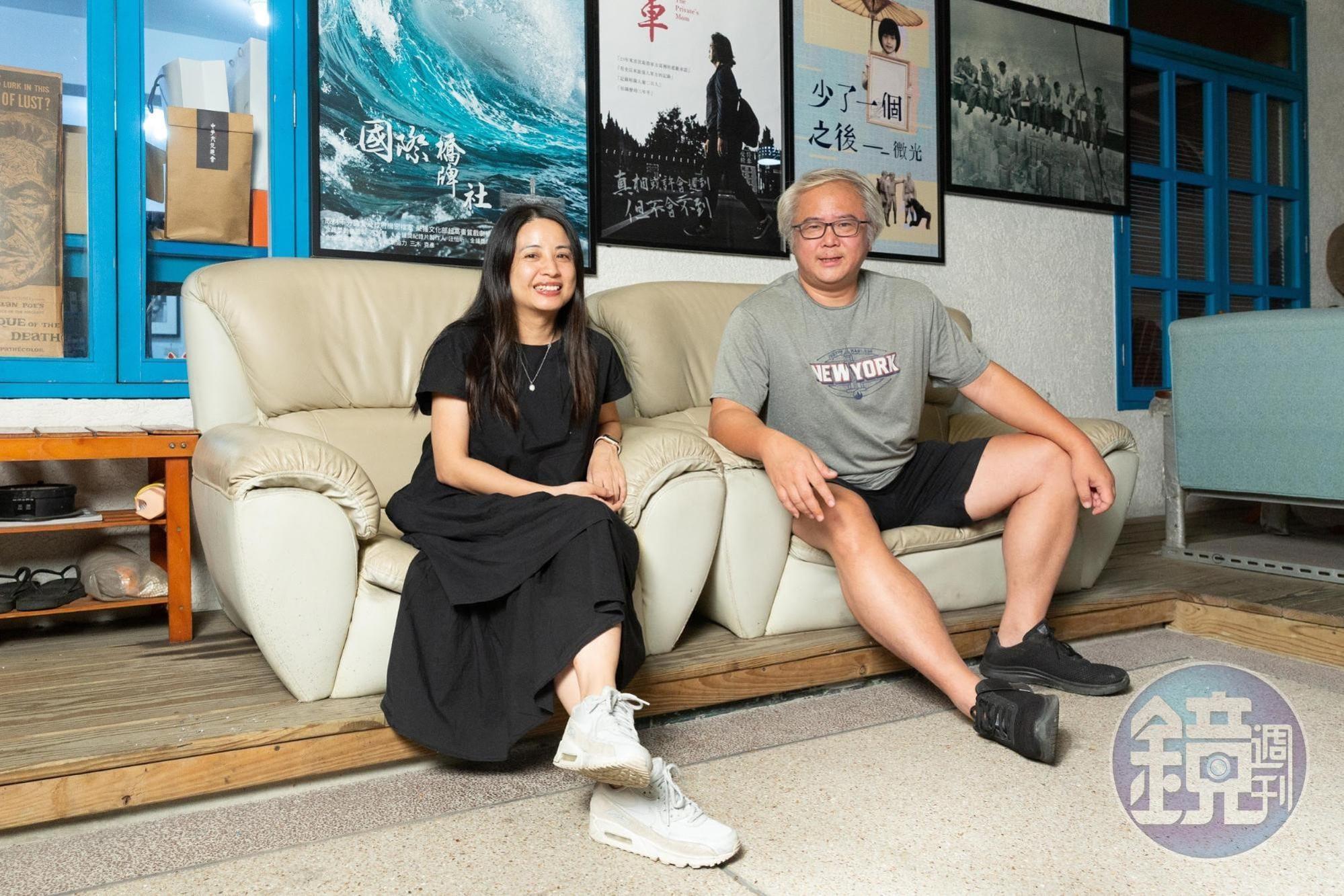 製作人兼總導演汪怡昕(右),找來金鐘編劇鄭心媚(左)為《國際橋牌社》故事做最後統整。