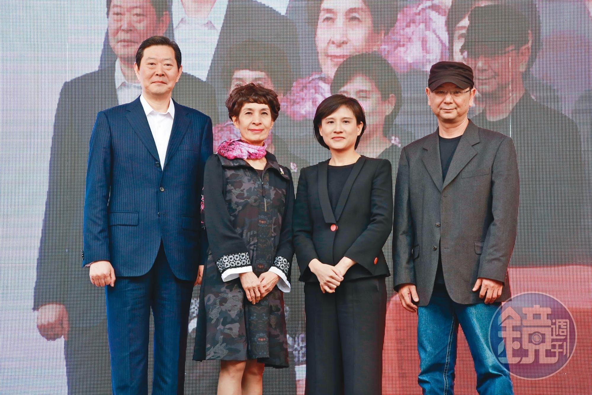 文化部長鄭麗君(右2)出席記者會,力挺台灣首部政治職人劇。左至右為李登輝辦公室主任王燕軍、監製馮賢賢、編劇李志薔。