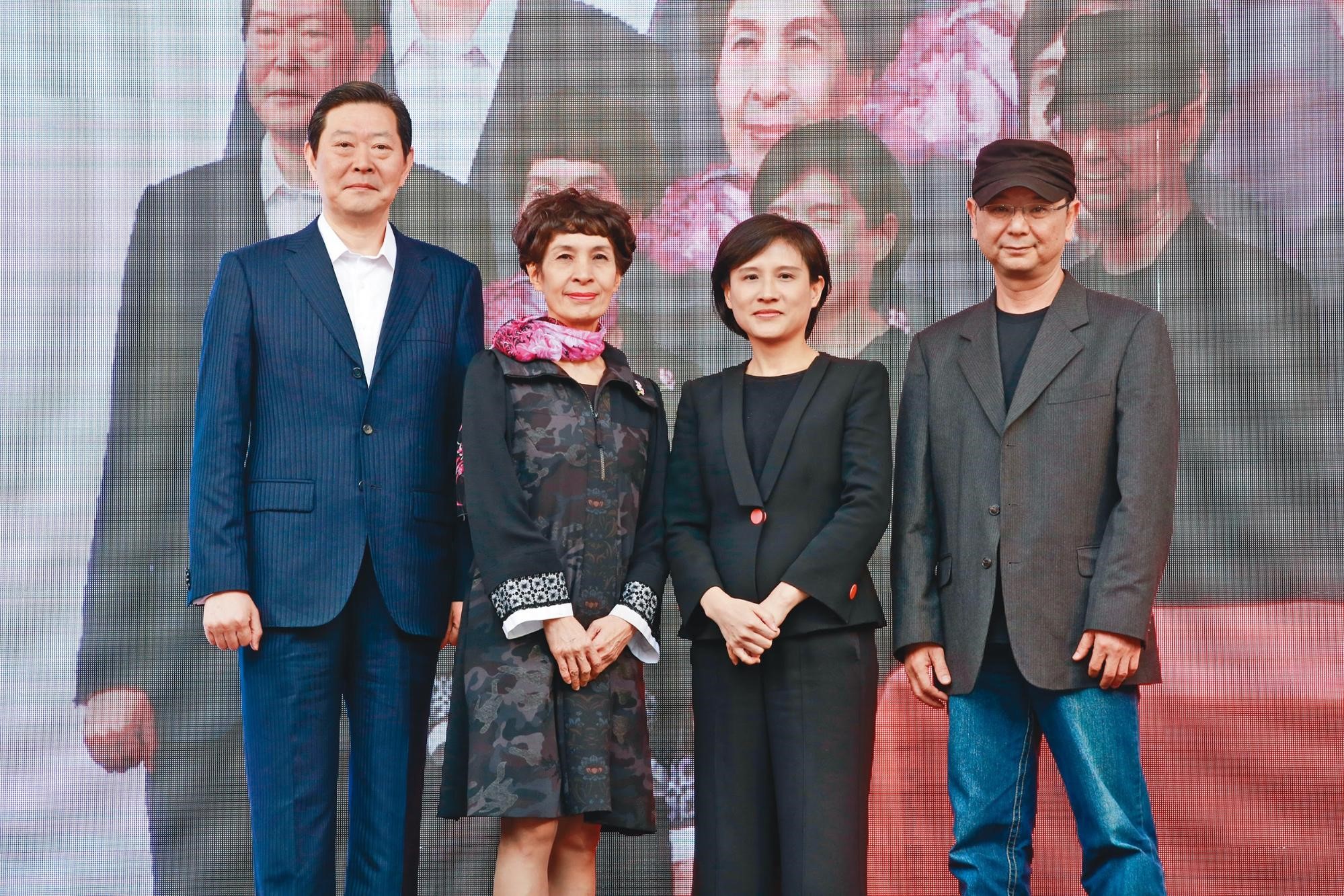 文化部長鄭麗君（右2）出席記者會，力挺台灣首部政治職人劇。左至右為李登輝辦公室主任王燕軍、監製馮賢賢、編劇李志薔。