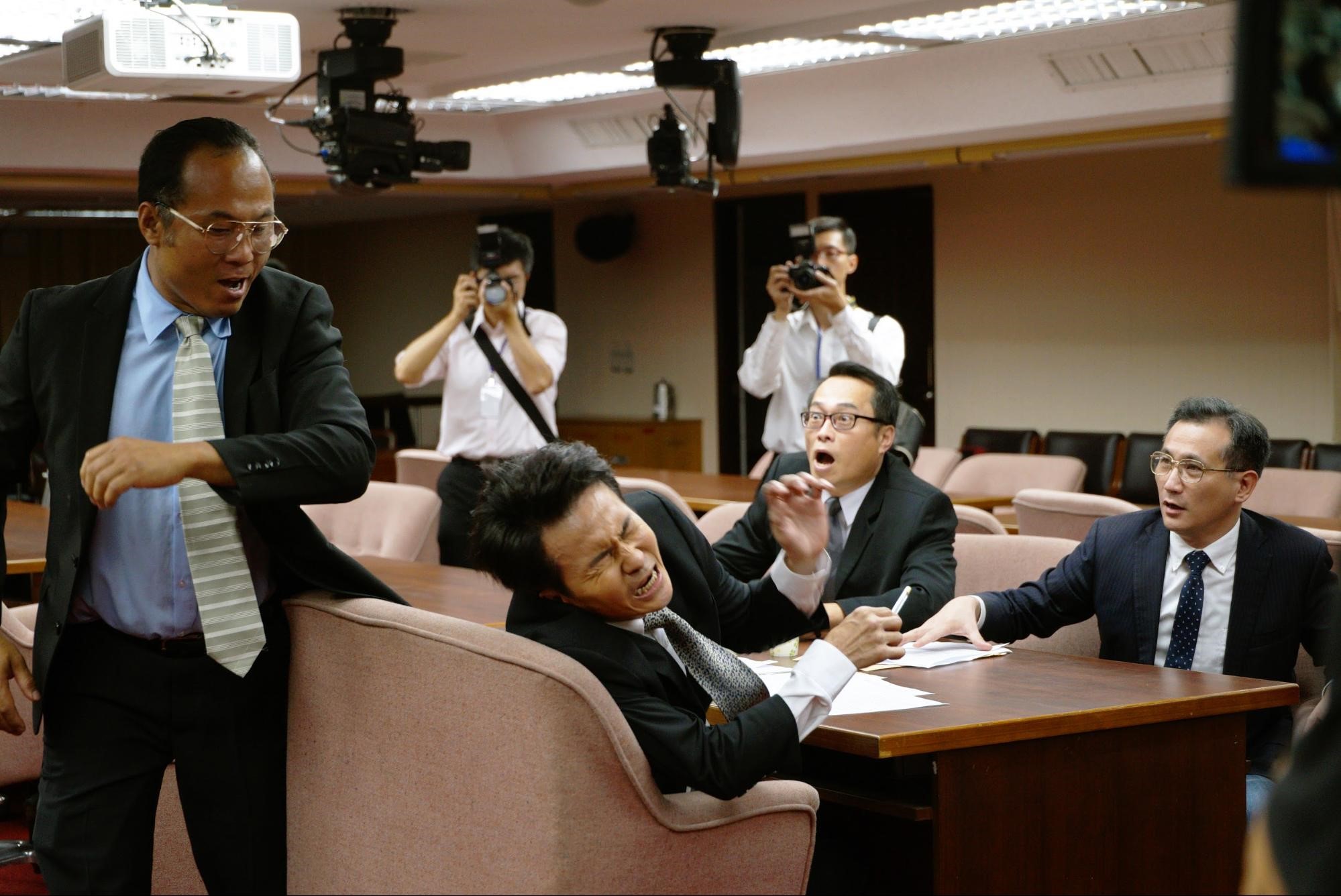 立院會議室拍攝打群架橋段,唐從聖(左2)以陳水扁為原型,立委鄭運鵬(右1)特別客串演出。(馬克吐溫提供)