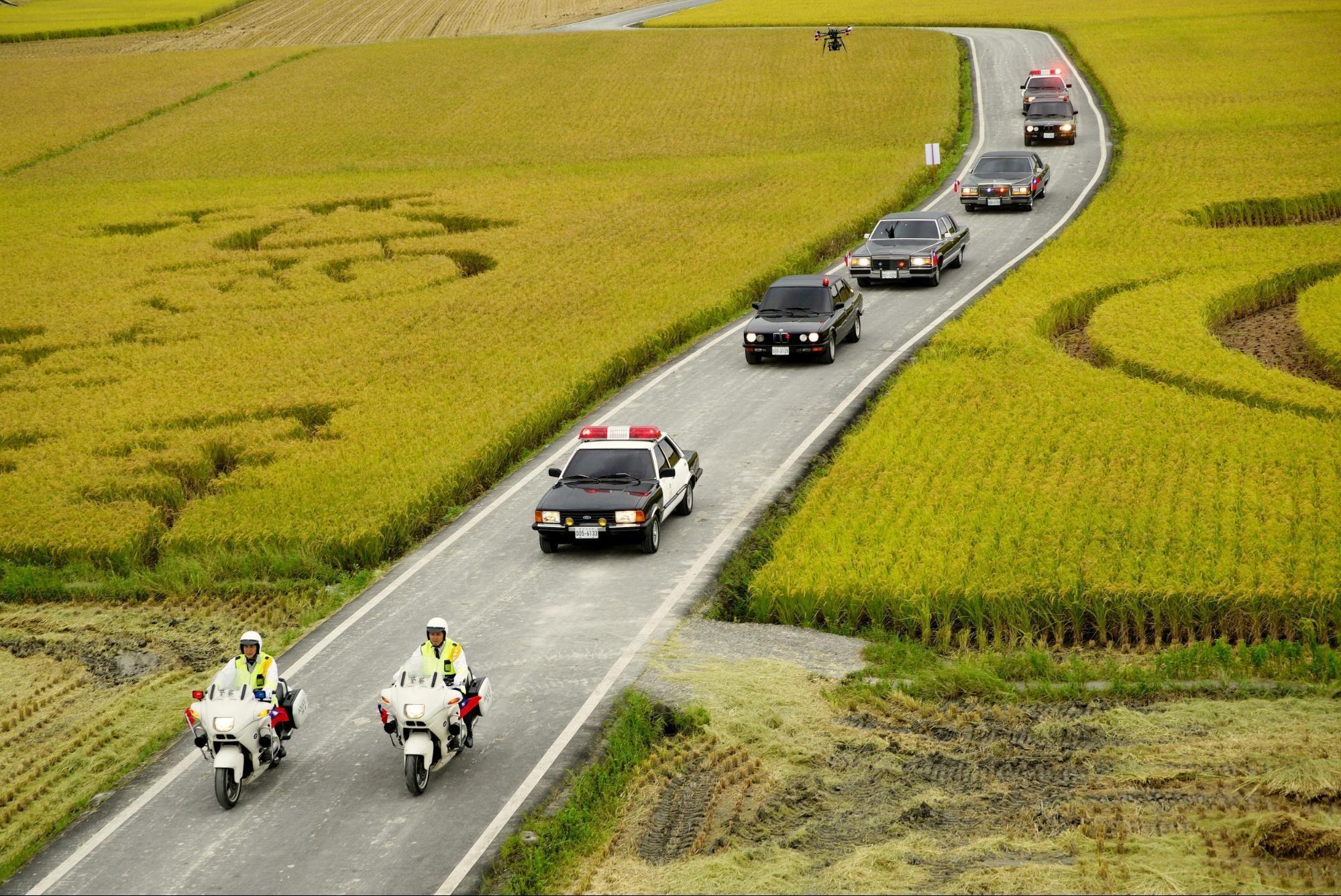 加長型凱迪拉克、復古哈雷摩托車組成的車隊，8輛車每日租金要價50萬元。（馬克吐溫提供）