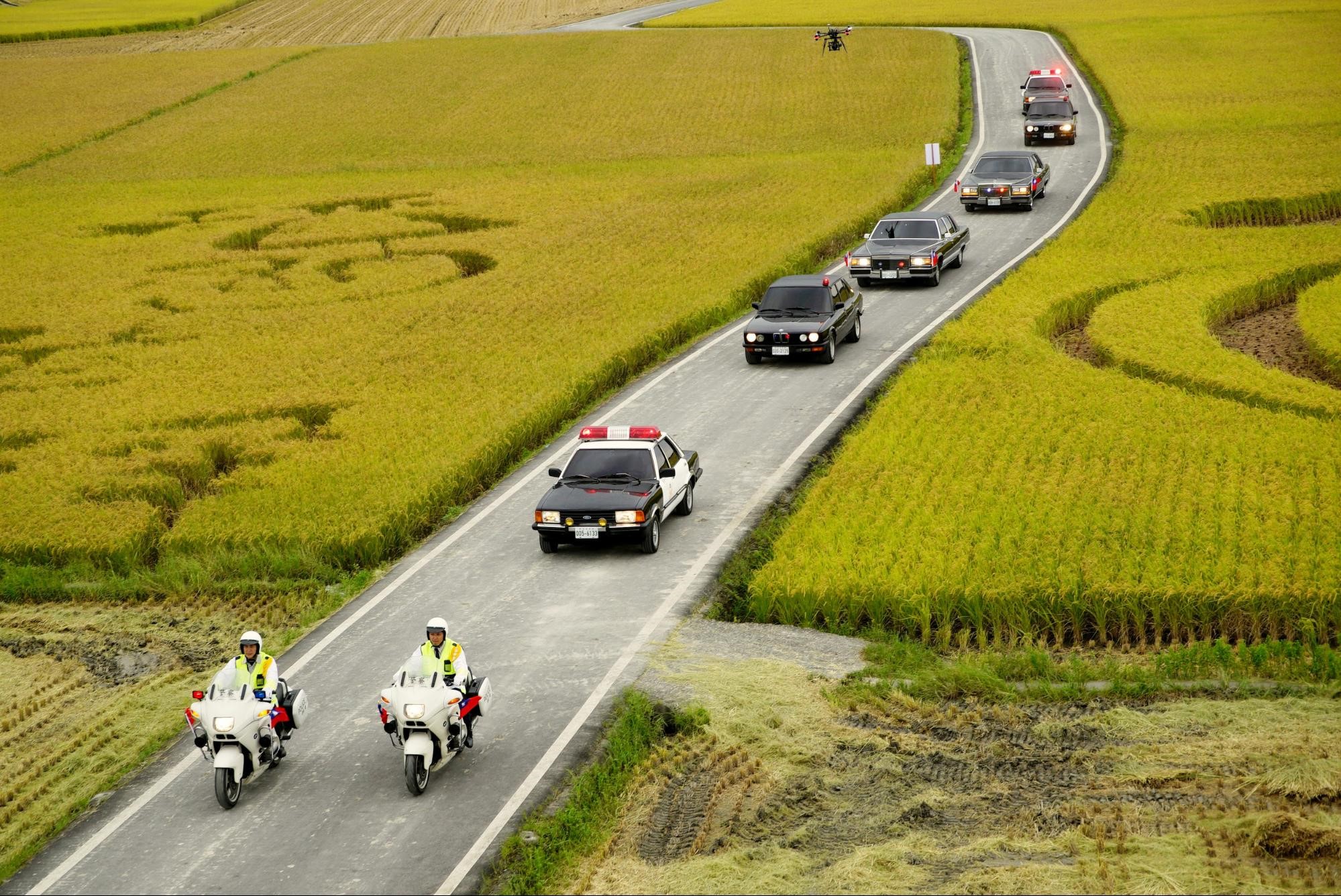 加長型凱迪拉克、復古哈雷摩托車組成的車隊,8輛車每日租金要價50萬元。(馬克吐溫提供)