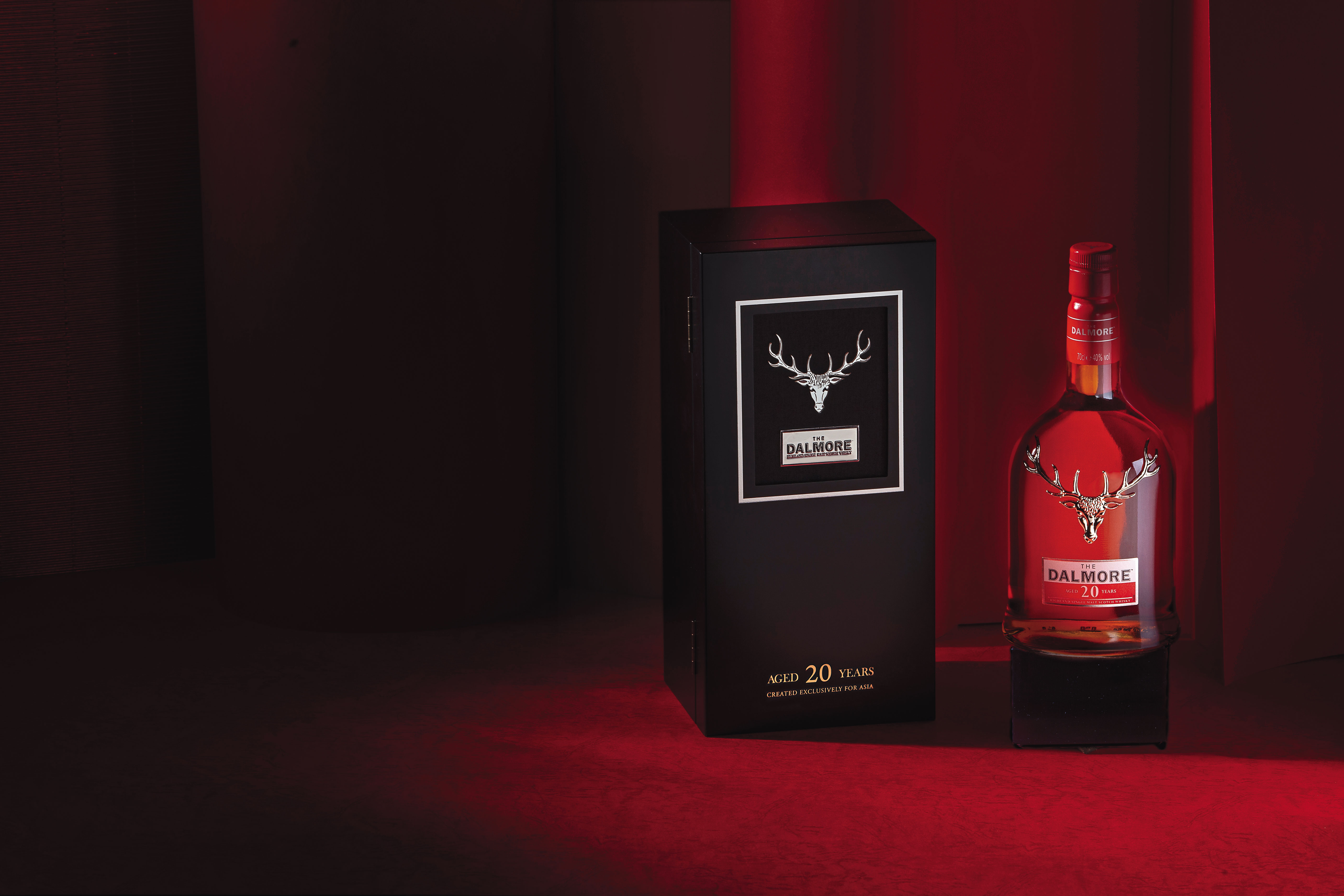 2020限量推出的大摩20年精裝木盒版，尊貴大器、耀眼不凡，木桶使用過美國白橡木波本桶、葡萄牙波特桶、初次波本桶，酒精度40%，售價12,000元／700ml。