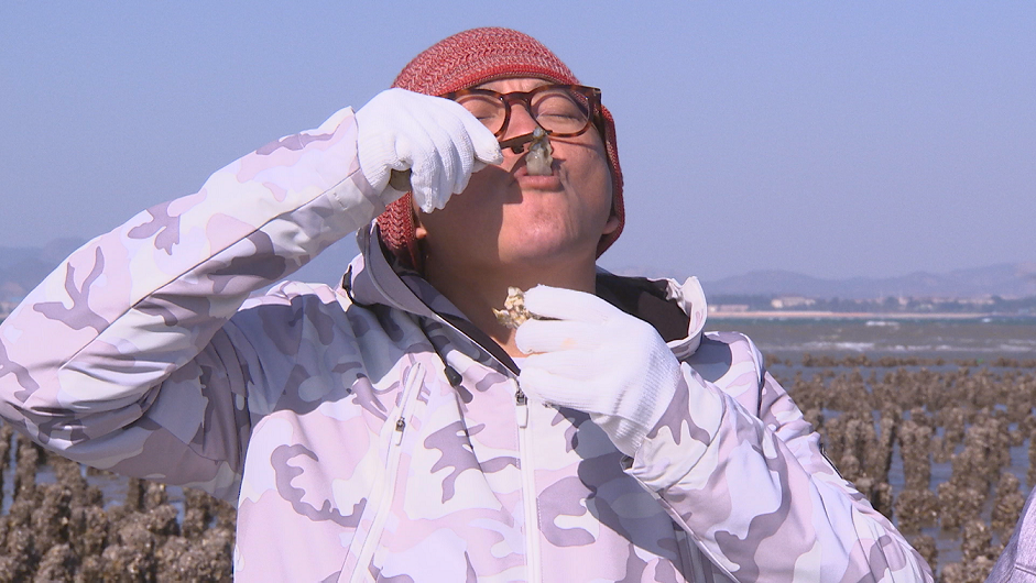 前往神祕蚵田採石蚵時，為了取食材，詹姆士深陷蚵田，一身狼狽變成「濕身秀」！（八大提供）