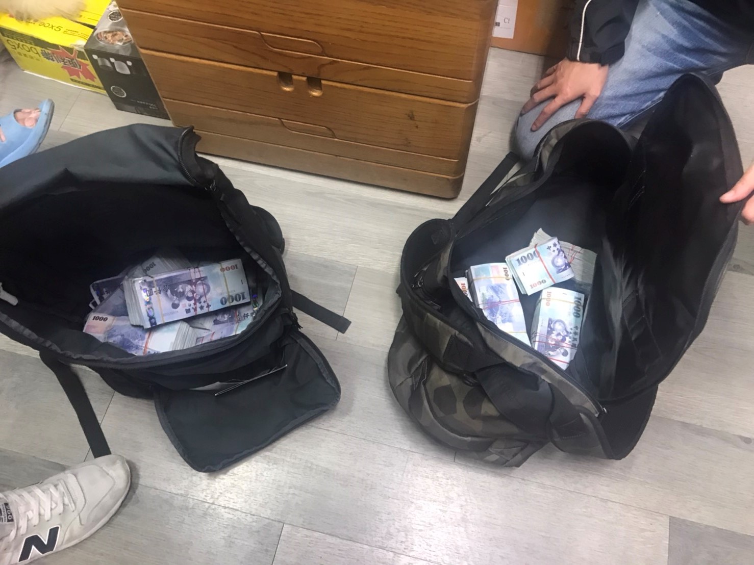 該詐欺集團也做地下匯兌，警方搜出大筆現金。（翻攝畫面）