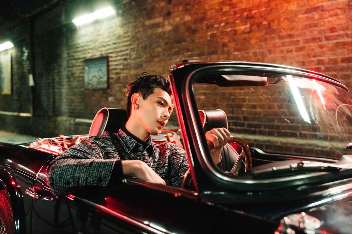 連晨翔為拍MV，第一次開古董車。（華納音樂提供）