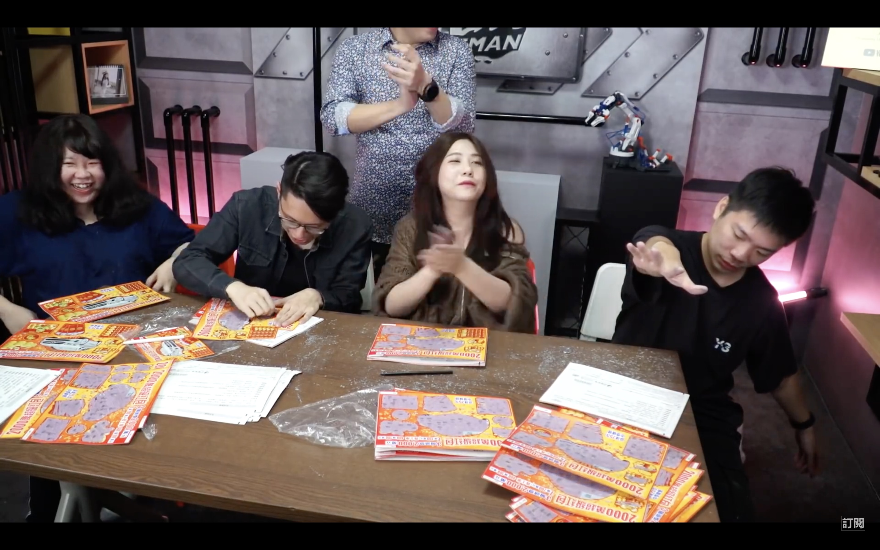 知名Youtuber「Joeman」撒錢花14萬送員工1人1本刮刮樂，讓許多網友相當羨慕。（翻攝Joeman頻道）