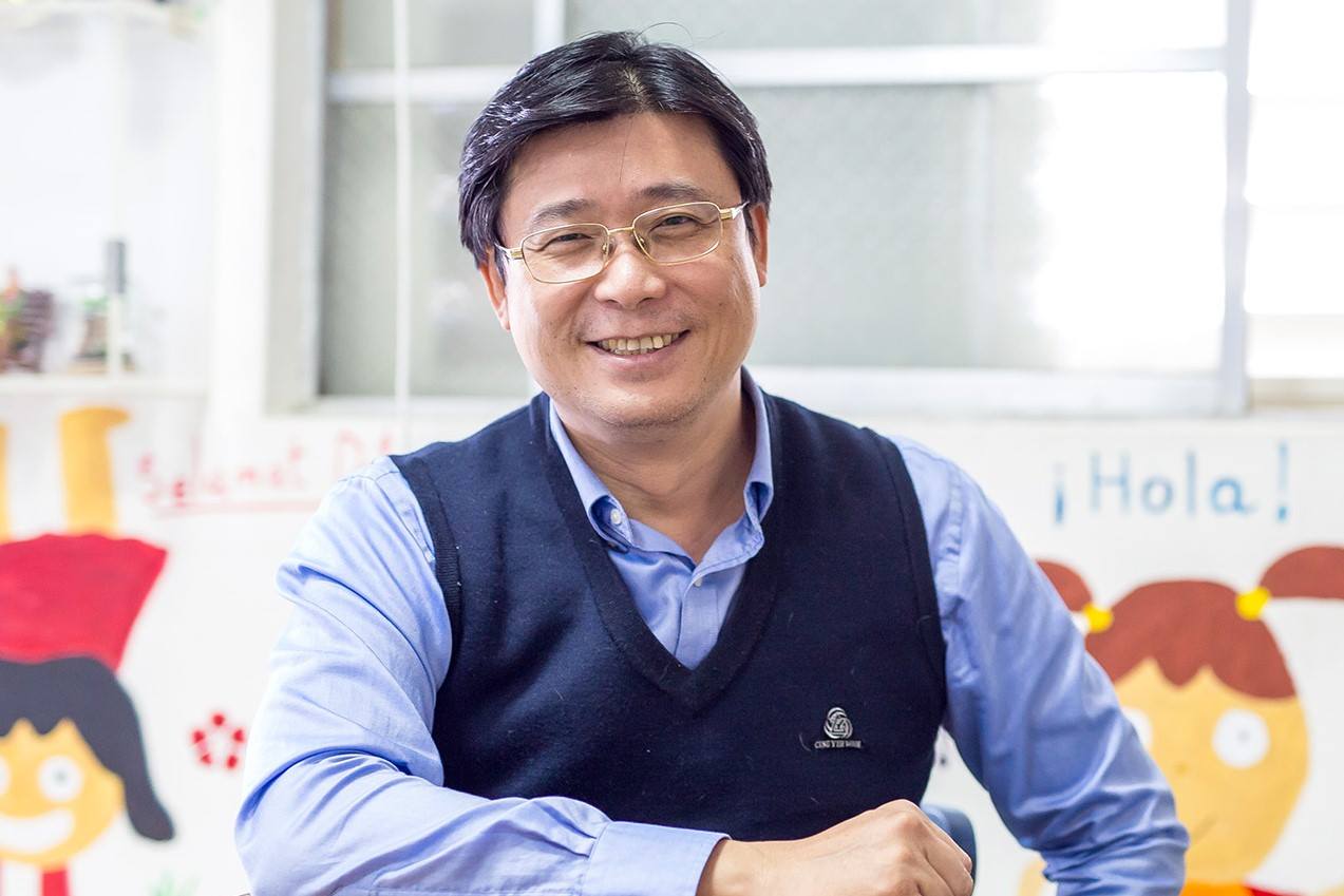50歲的移民署台東服務站專員陳允萍，準備代表台灣民眾黨投入台東縣區域立委選舉。（翻攝自臉書）