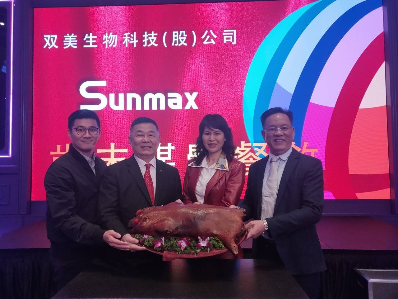 雙美董事長林齊國（左2）帶領團隊與烤乳豬合照，示意自家膠原蛋白來自SPF（無特定病原）認證豬隻。（雙美提供）