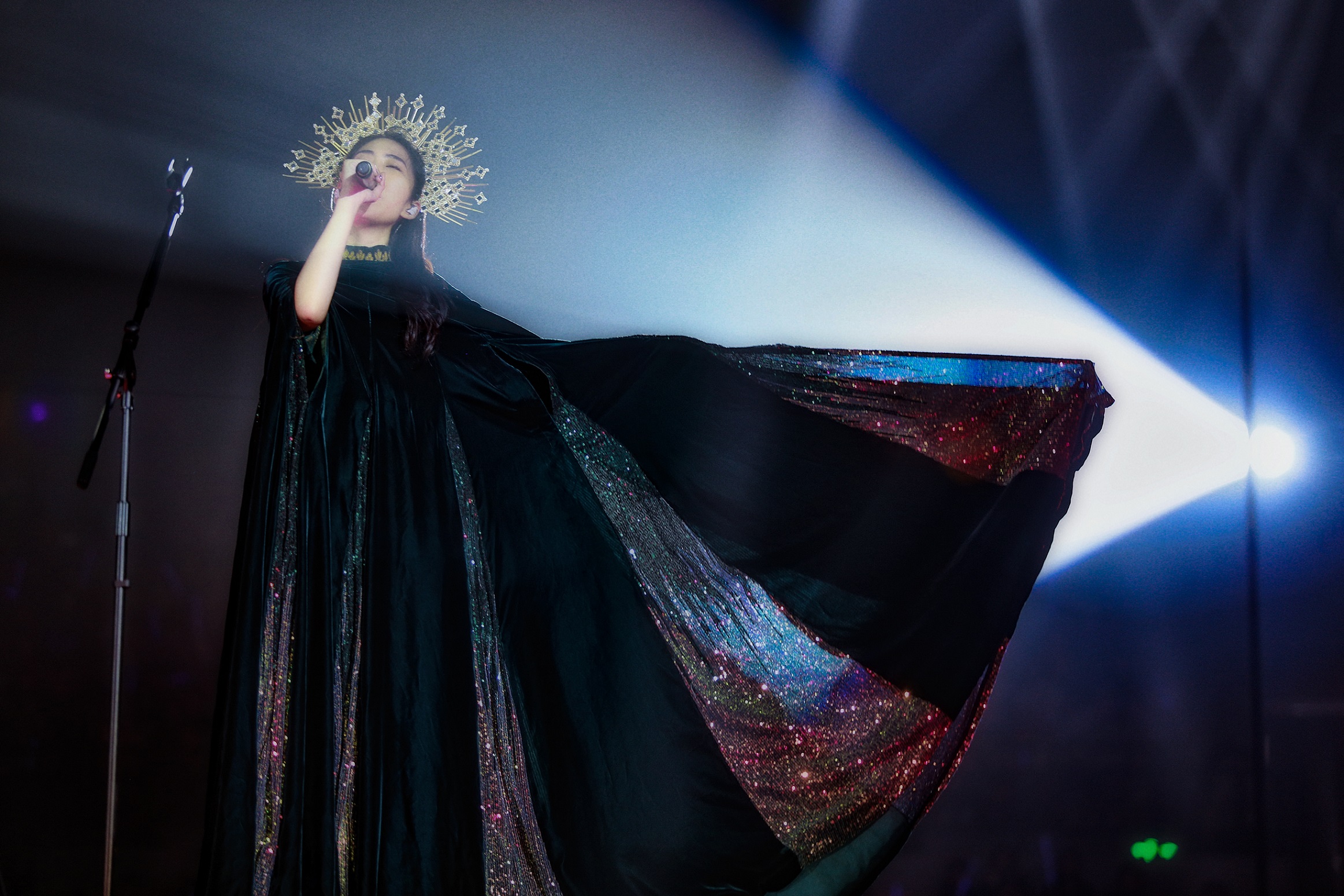 王若琳向翁倩玉致敬，化身婀娜多姿的星空女神，氣勢逼人驚豔全場。（索尼音樂提供）