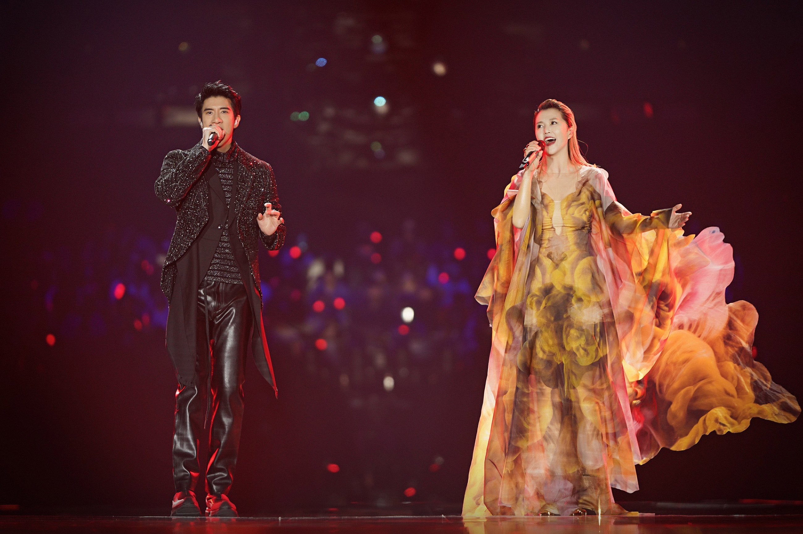 王力宏偕譚維維唱抖音神曲〈緣分一道橋〉，同登跨年收視之王。（江蘇衛視提供）