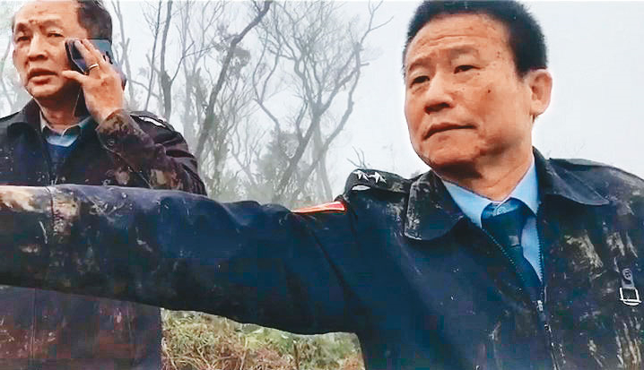 負傷的參謀本部通資次長中將曹進平（右），自行脫困後冷靜在現場指揮搜救人員。（翻攝畫面）