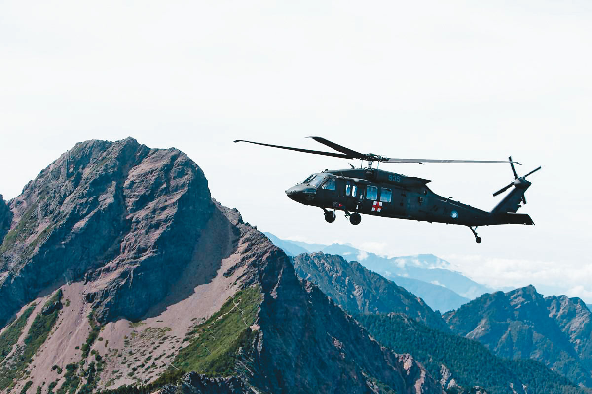 黑鷹直升機每台造價6億元,有「直升機界勞斯萊斯」之稱。(軍聞社)