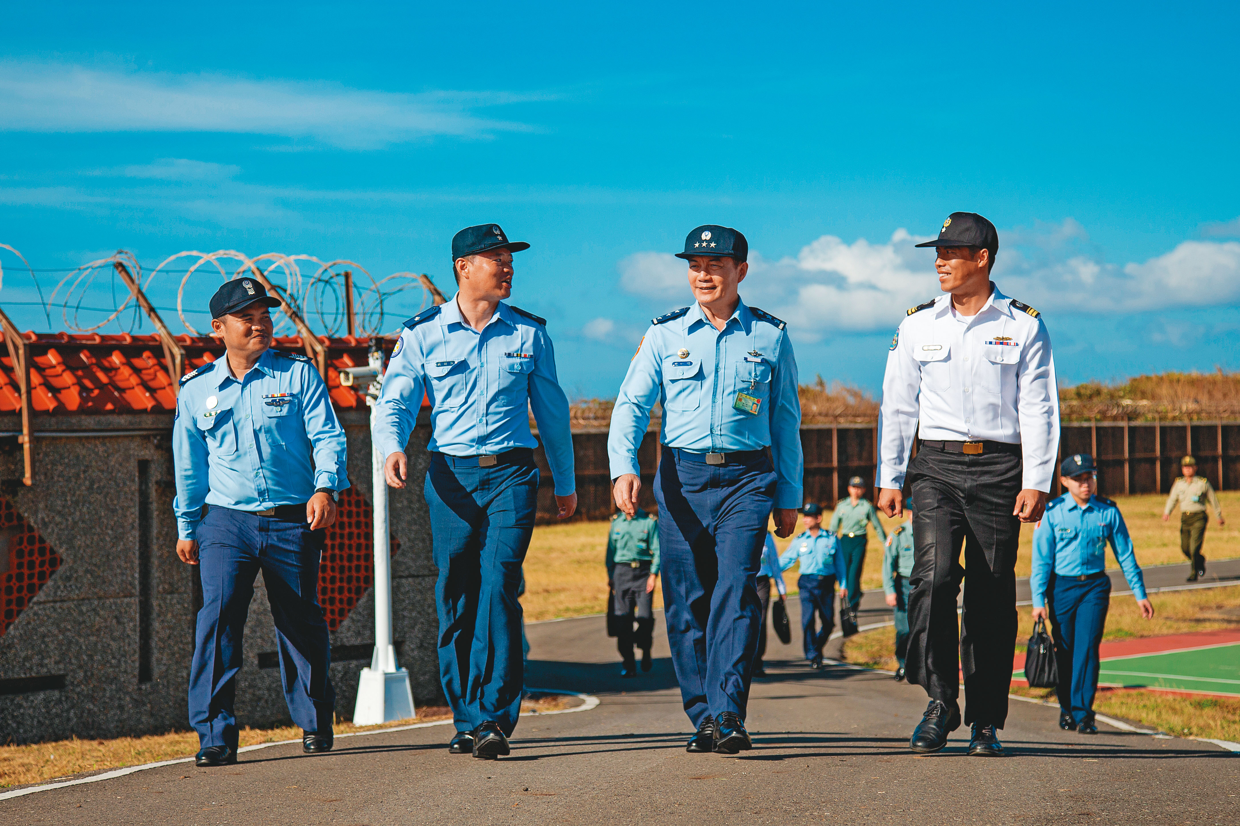 已故參謀總長沈一鳴（右2）不論在軍事專業度或待人接物上都獲得高度評價。（軍聞社）