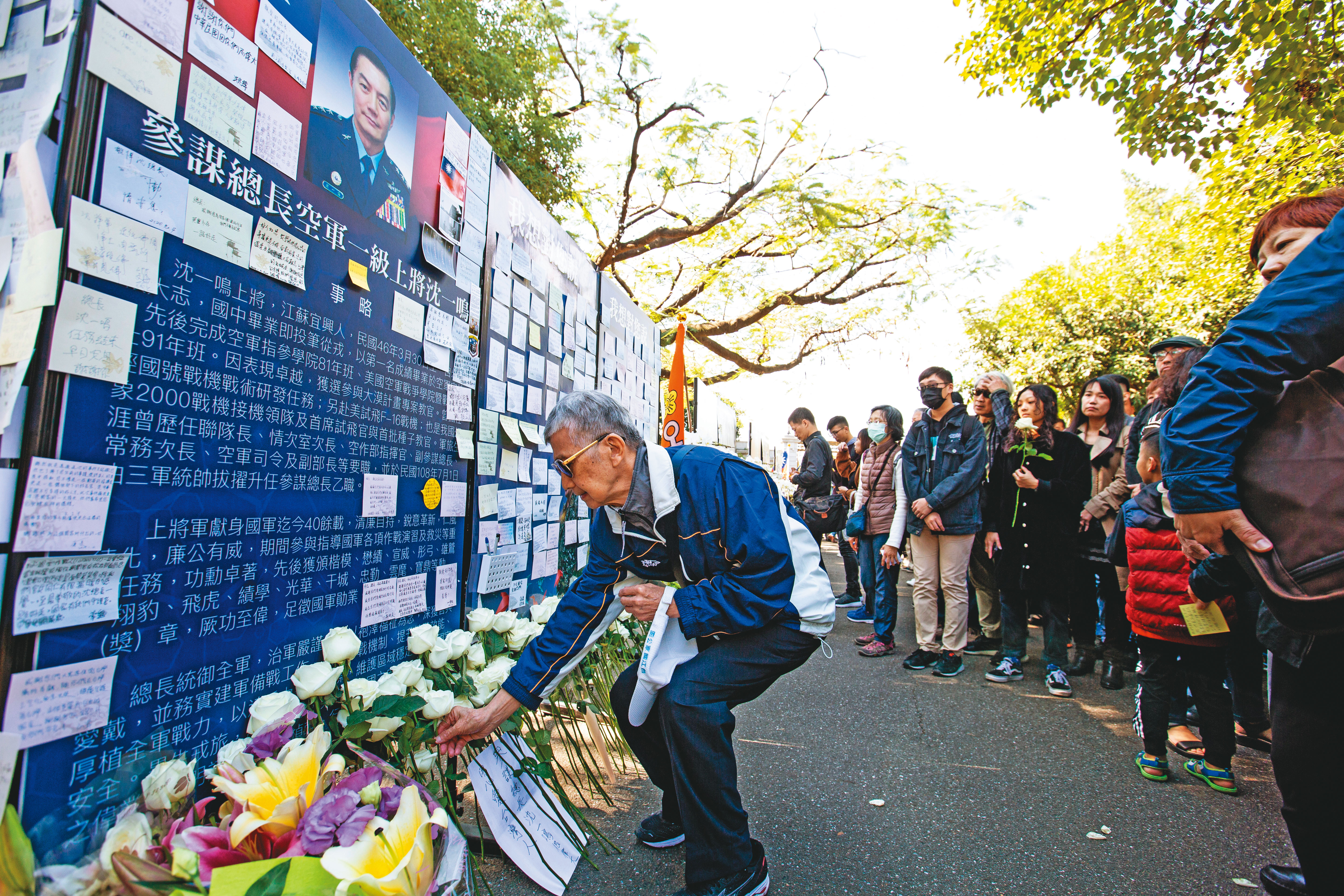 不少民眾自發前往台北賓館向罹難軍官表達哀悼之意。