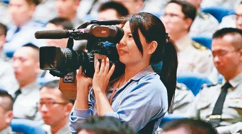 生還者之一的記者陳映竹，是軍聞社第1位女新聞官。（軍聞社）