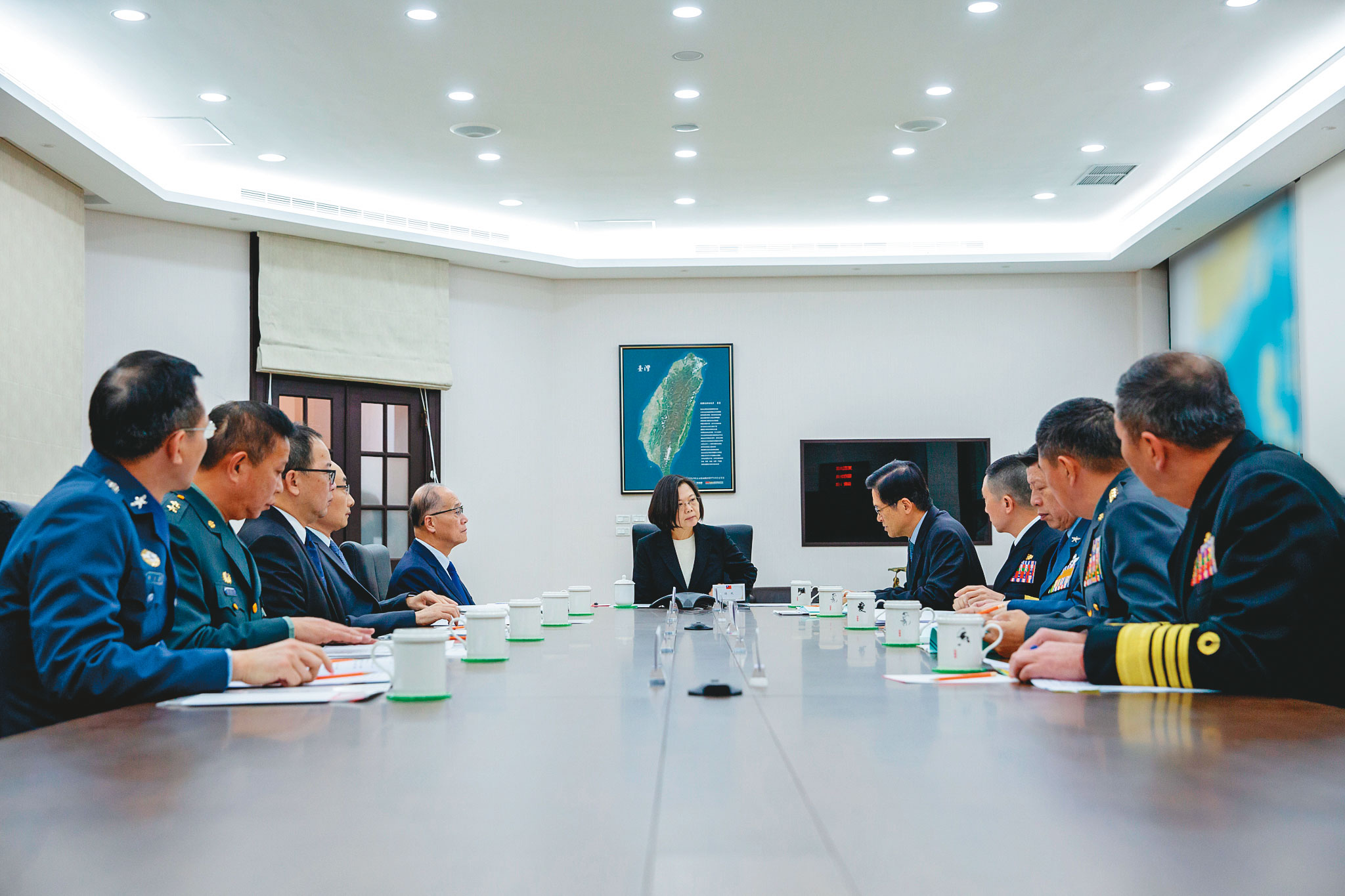 事發隔天,總統蔡英文在總統府內召開「國防軍事會談」。(總統府提供)