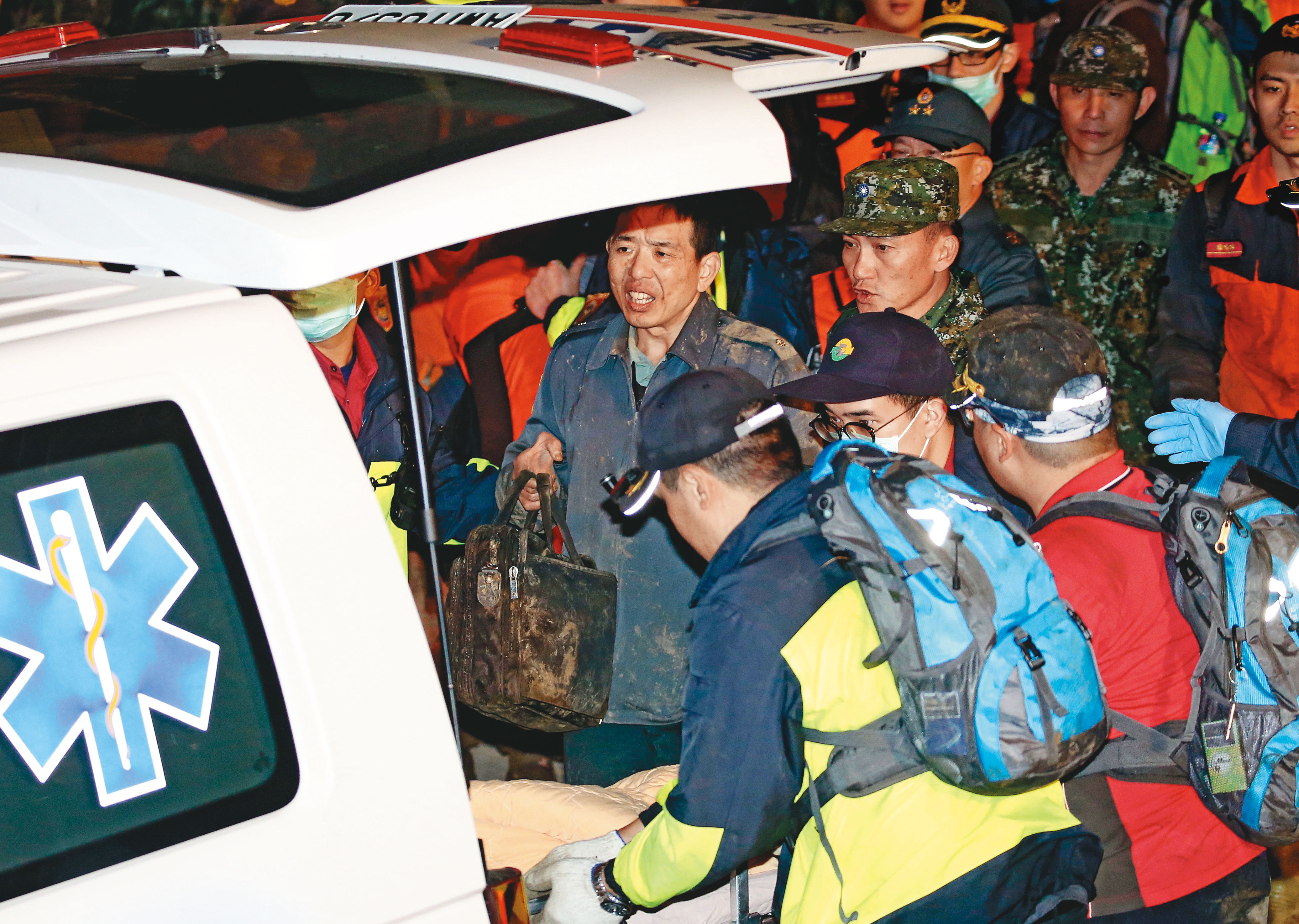 作計室周欣頤中校從事故現場下山後,被搜救人員攙扶上救護車。