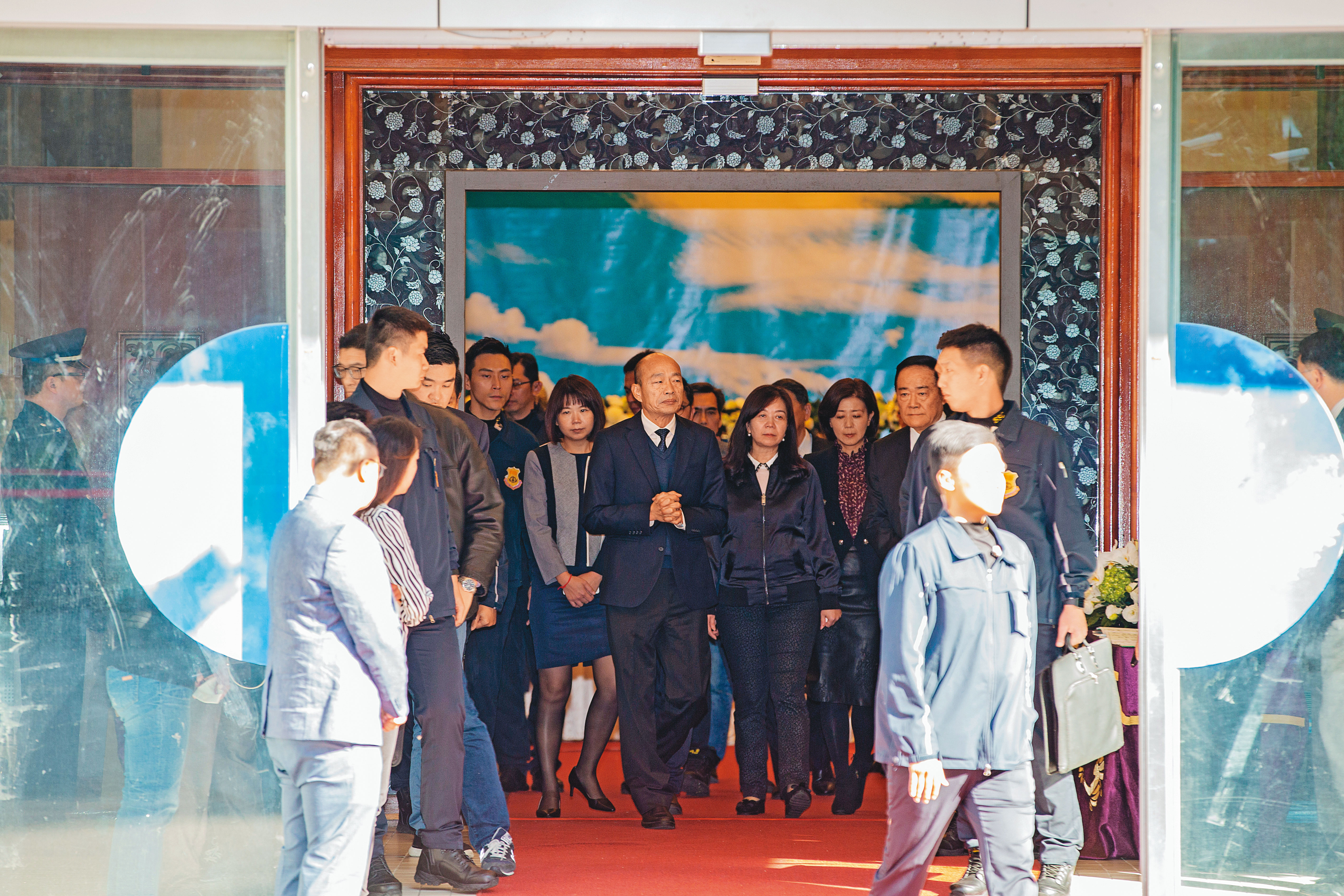 國民黨總統候選人韓國瑜赴懷恩堂向罹難軍官致意。