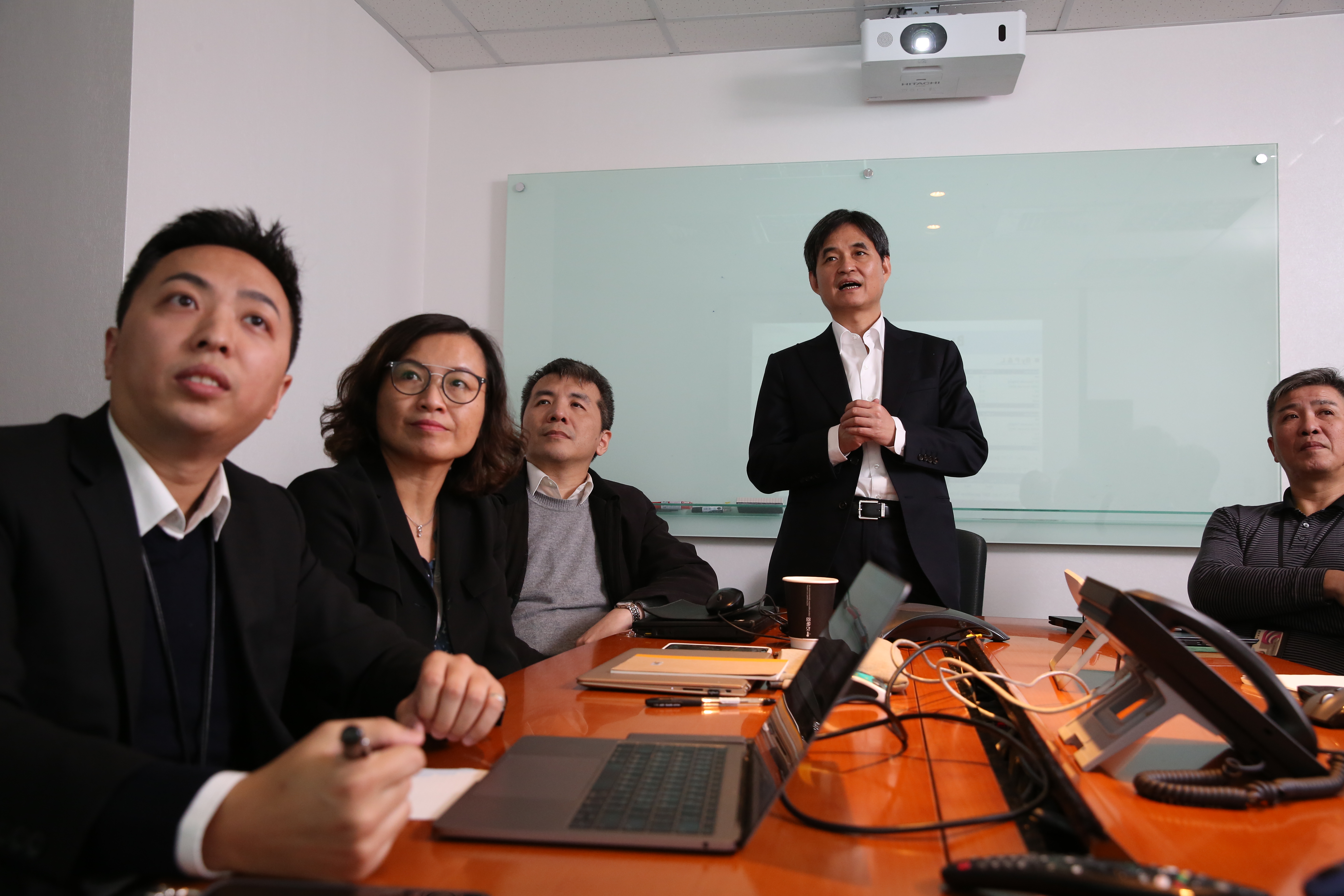 在鄭文宗（右２）的打拼下，文曄的市場占有率從12％倍增到26％，靠購併成長的大聯大占有率卻從55％降到41％。