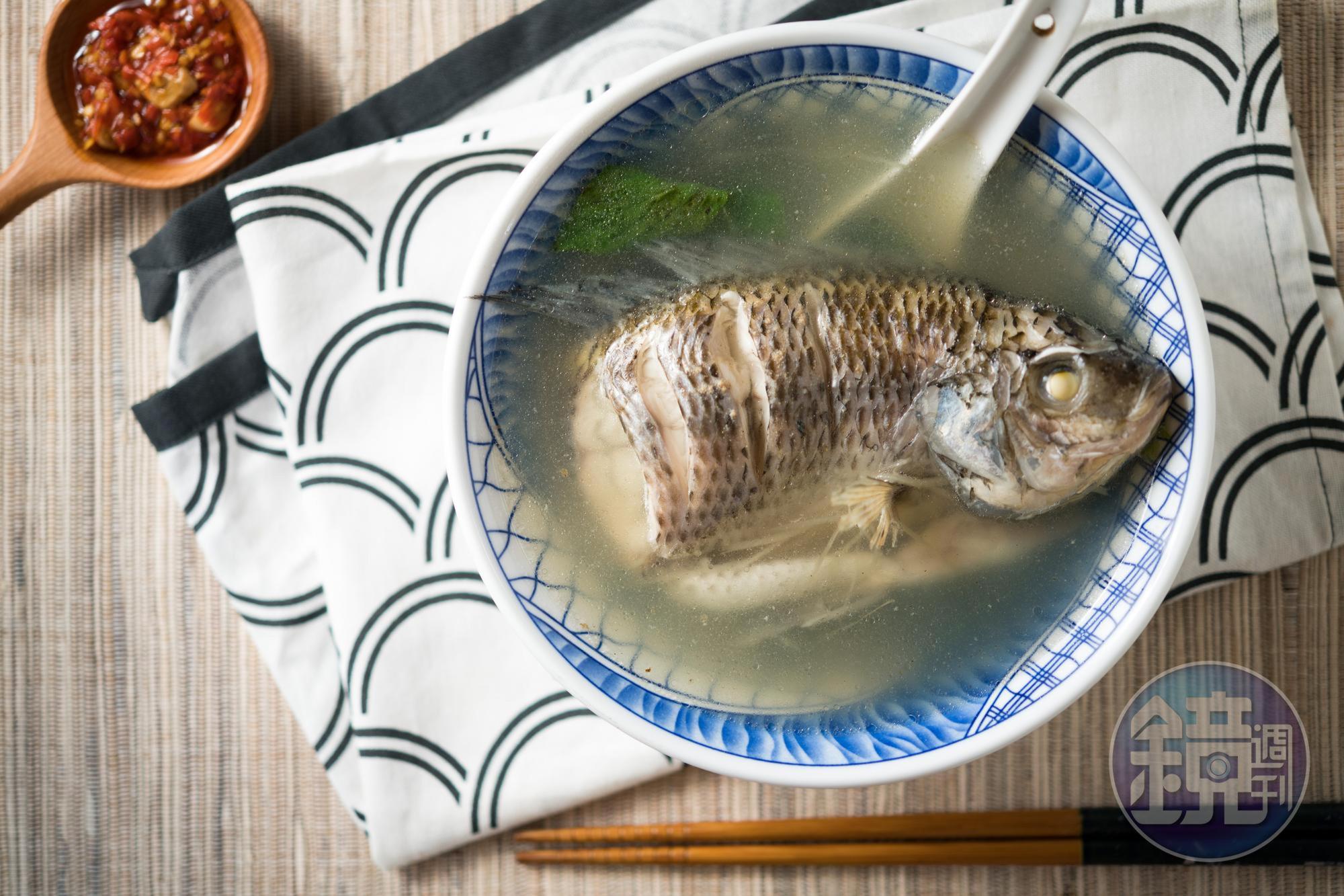 「鮮魚湯」有一整尾吳郭魚，價格平實，許多常客就愛這個好味道。（80元／碗）