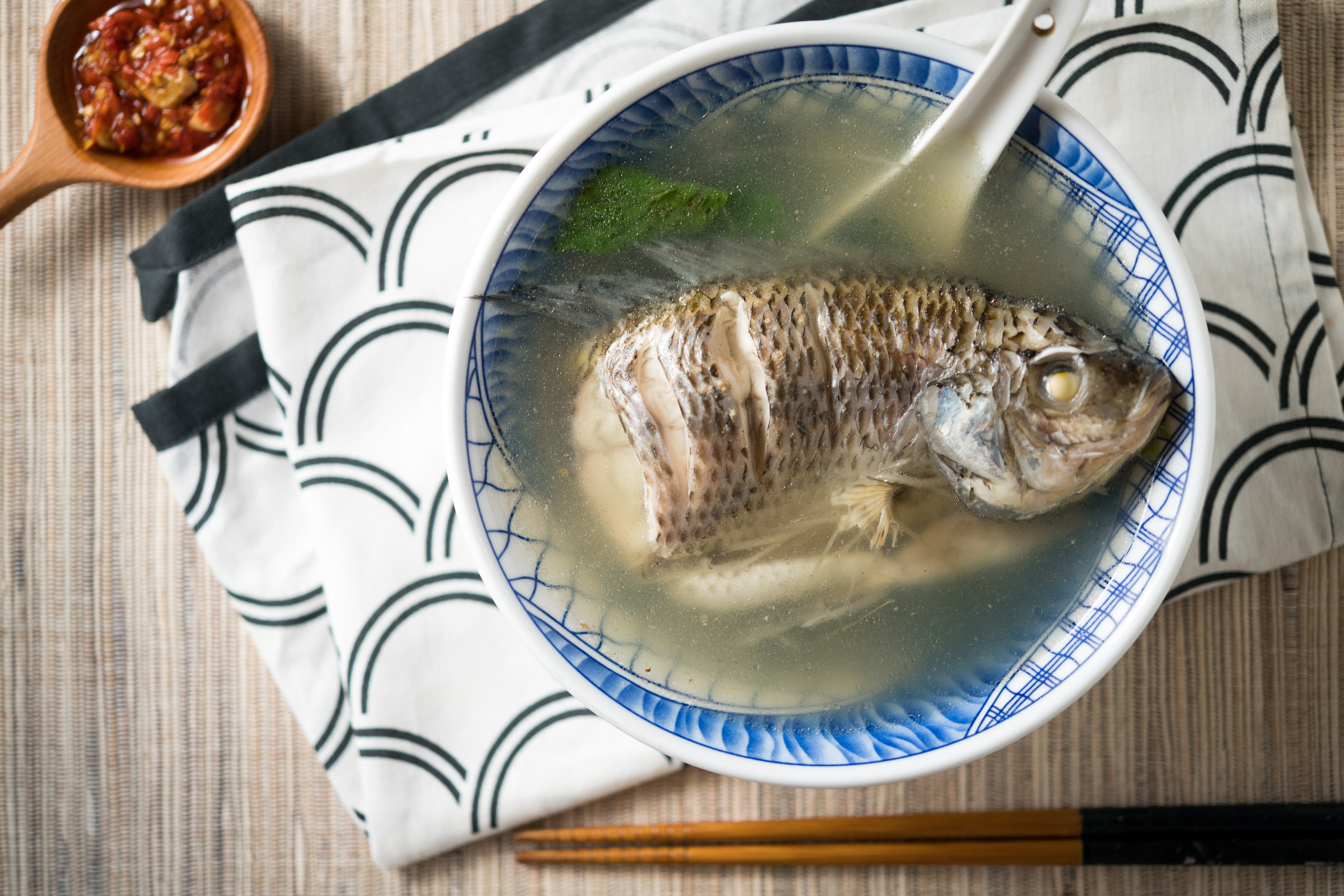 「鮮魚湯」有一整尾吳郭魚，價格平實，許多常客就愛這個好味道。（80元／碗）