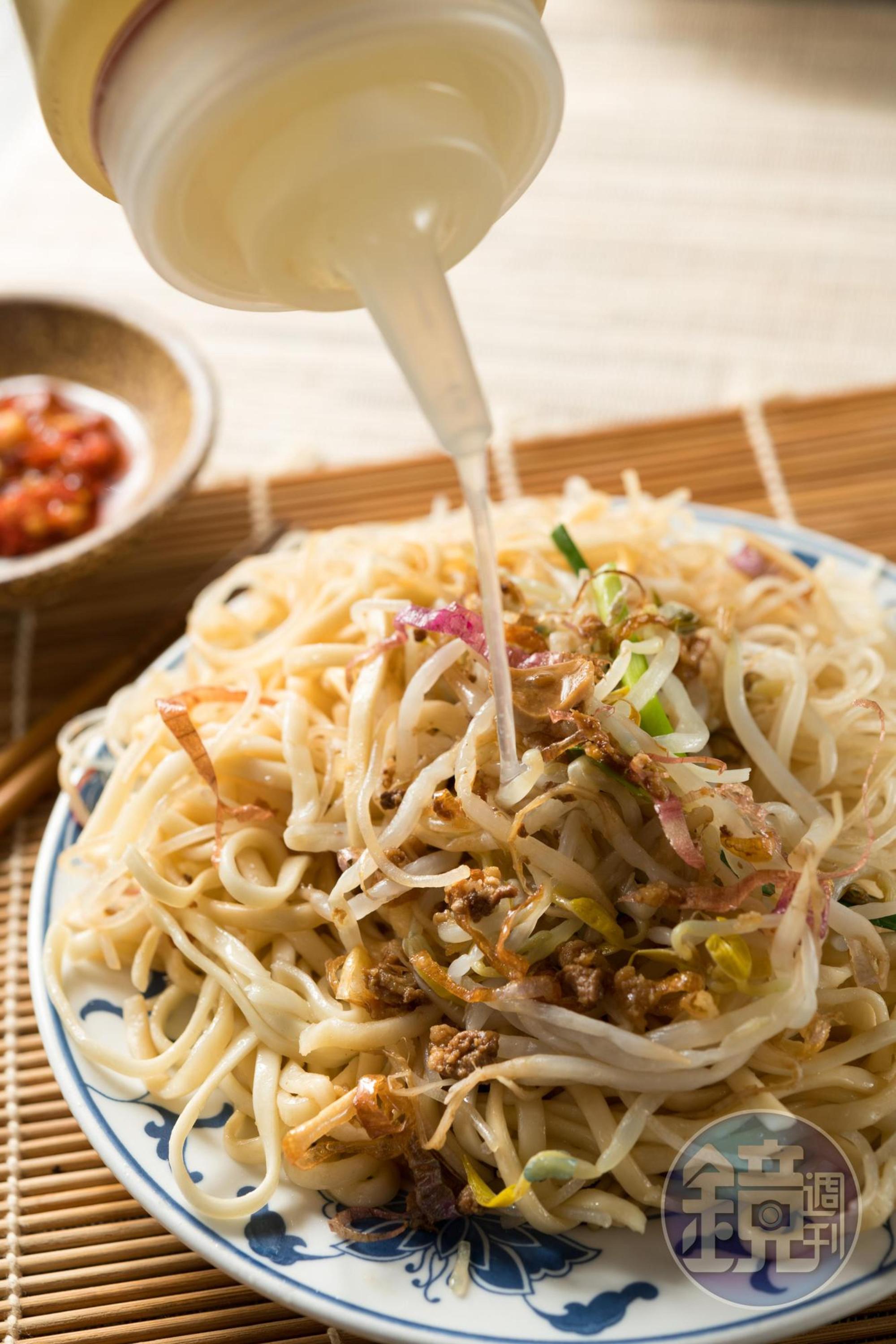 「米粉麵」淋上烏醋和自煮蒜汁，點出香氣。（30元／小份）