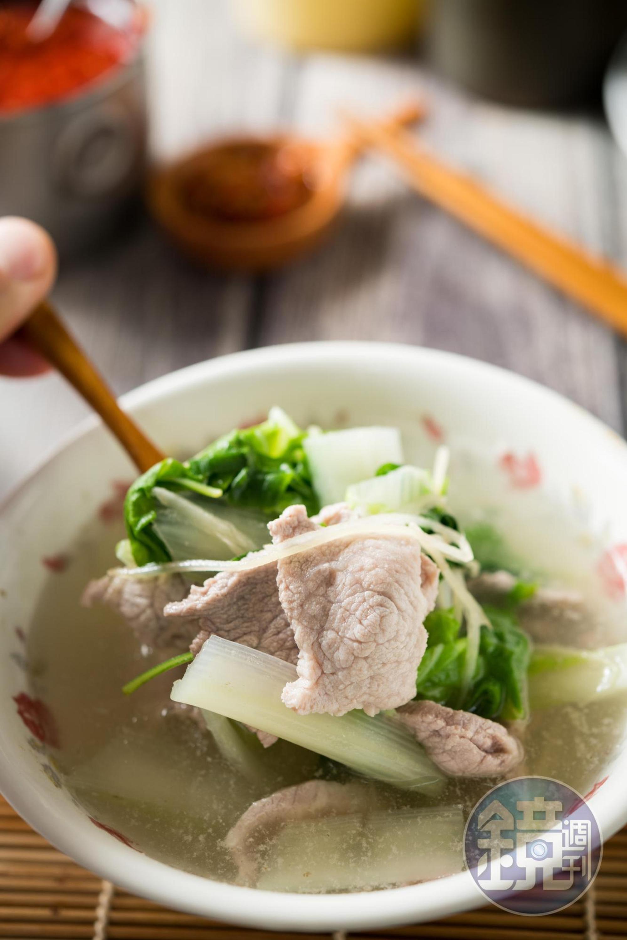 「赤肉湯」挑選軟嫩腰內肉，不裹粉僅汆燙，清嫩鮮美，就像媽媽會煮給孩子喝的湯。（60元／碗）