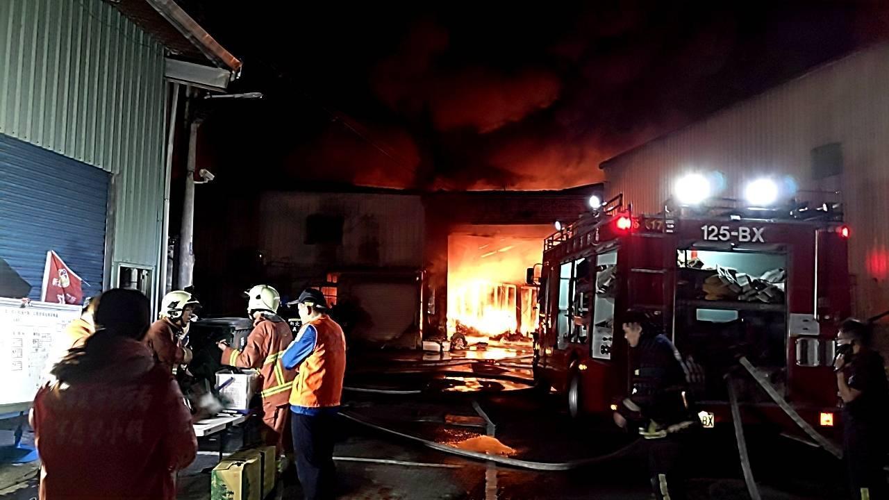 三峽不織布工廠暗夜大火連燒4廠房，警消徹夜搶救。（翻攝畫面）