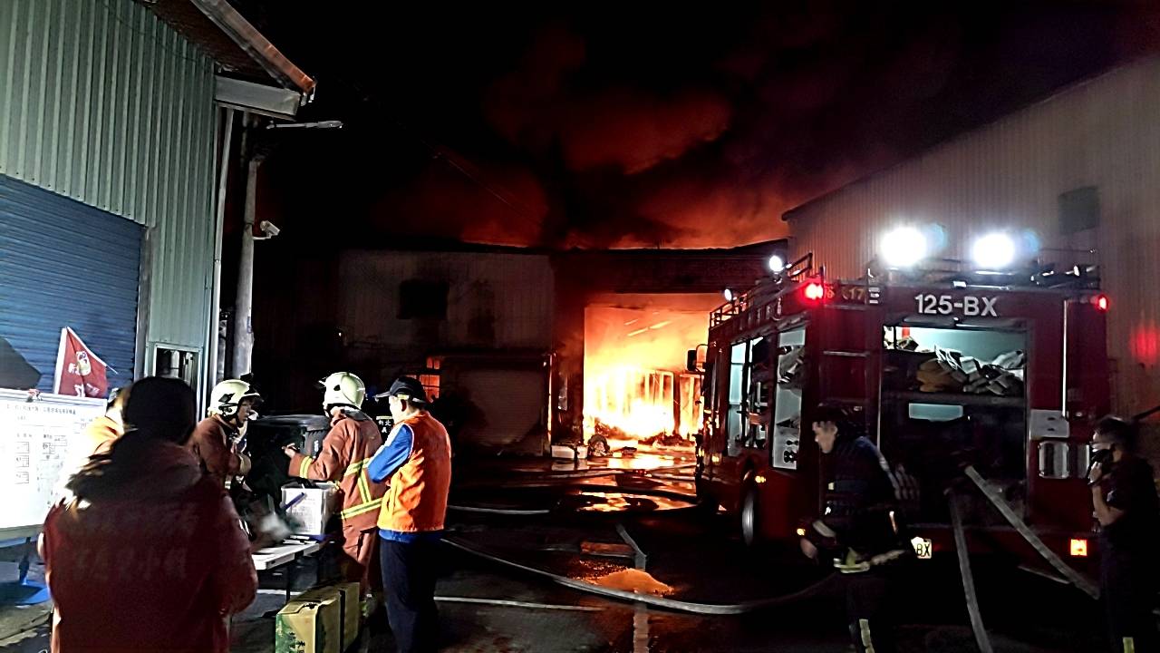 三峽不織布工廠暗夜大火連燒4廠房，警消徹夜搶救。（翻攝畫面）