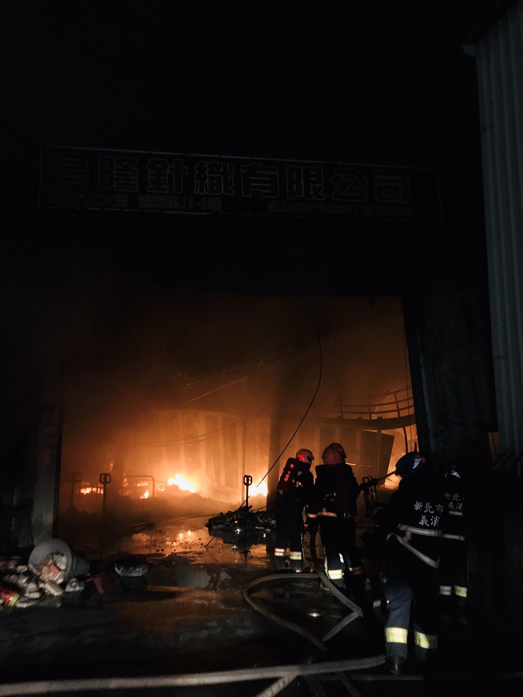 火勢延燒至早上5時才被控制，是否有人員傷亡仍待進一步調查。（翻攝畫面）