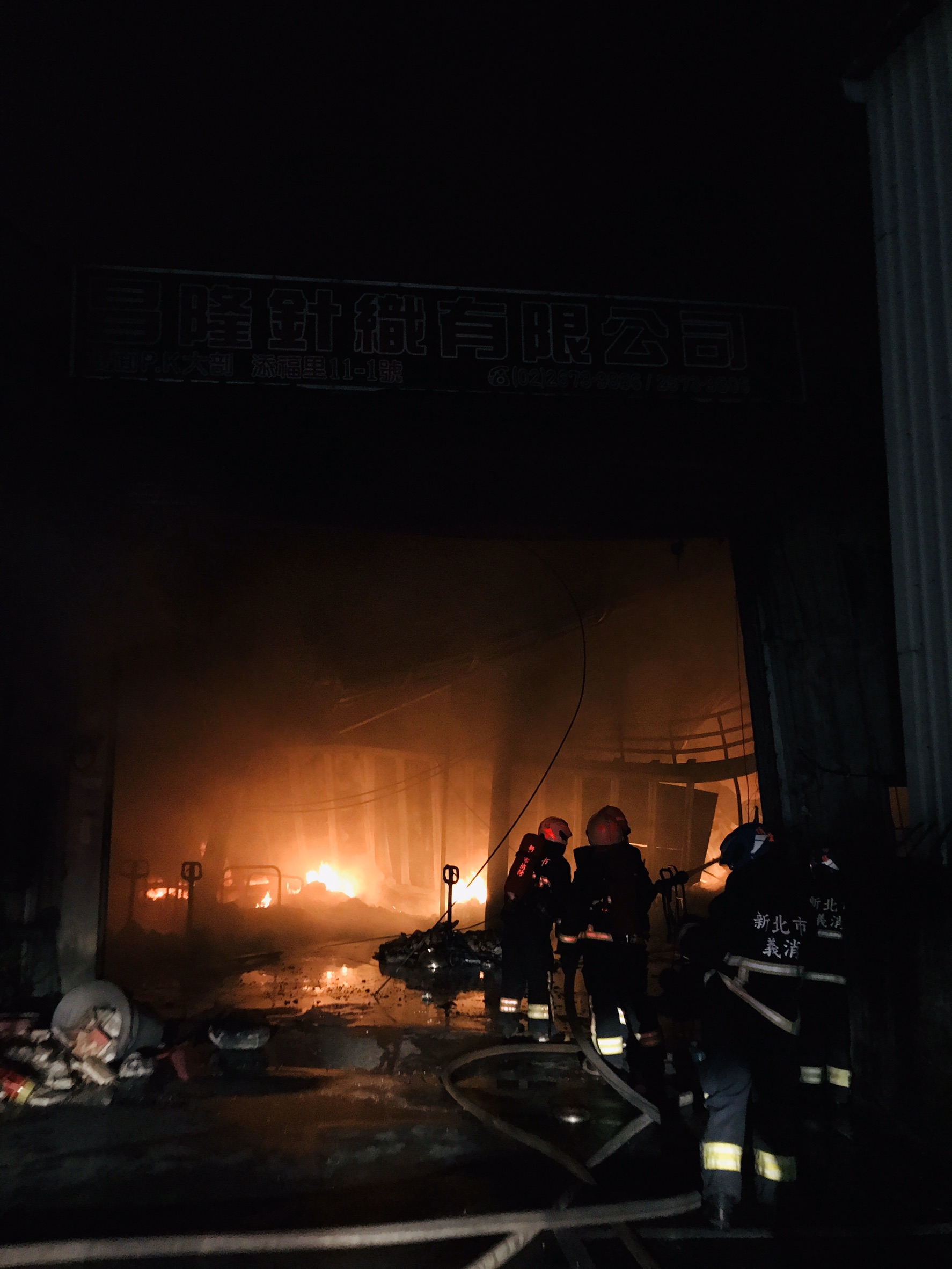 火勢延燒至早上5時才被控制，是否有人員傷亡仍待進一步調查。（翻攝畫面）