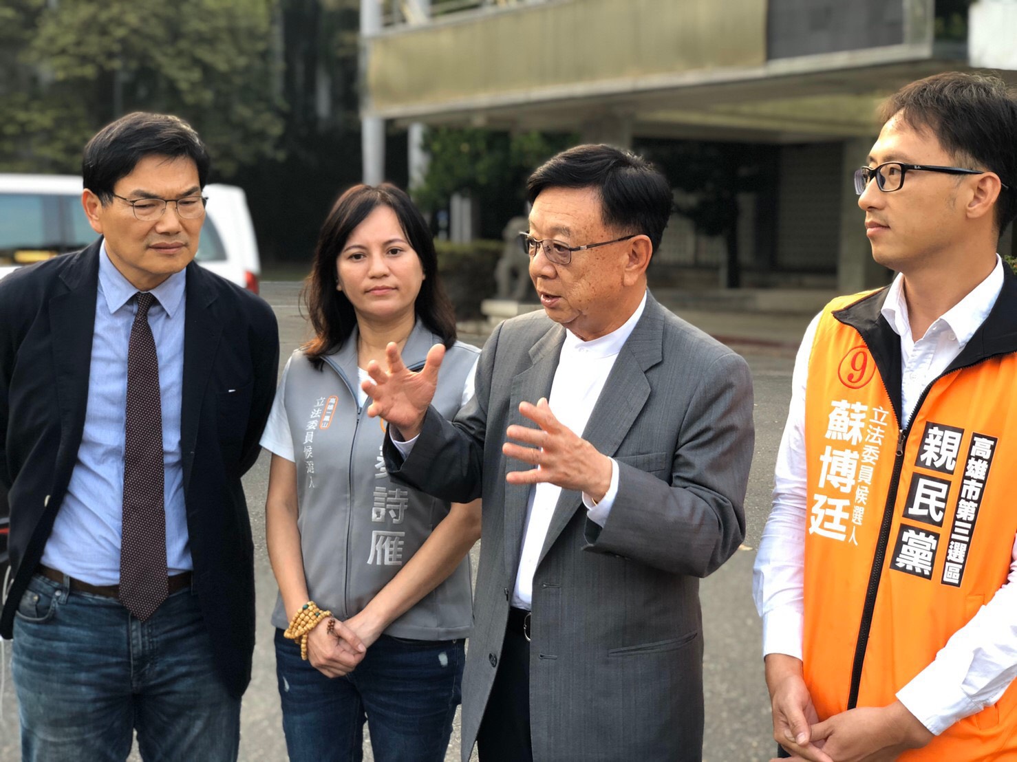 宣明智在親民黨立委候選人陪同下，參觀高雄市舊議會並提出建言。（讀者提供）