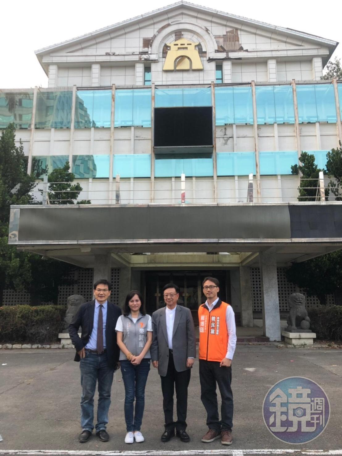 宣明智在親民黨立委候選人陪同下，參觀高雄市舊議會並提出建言。（讀者提供）