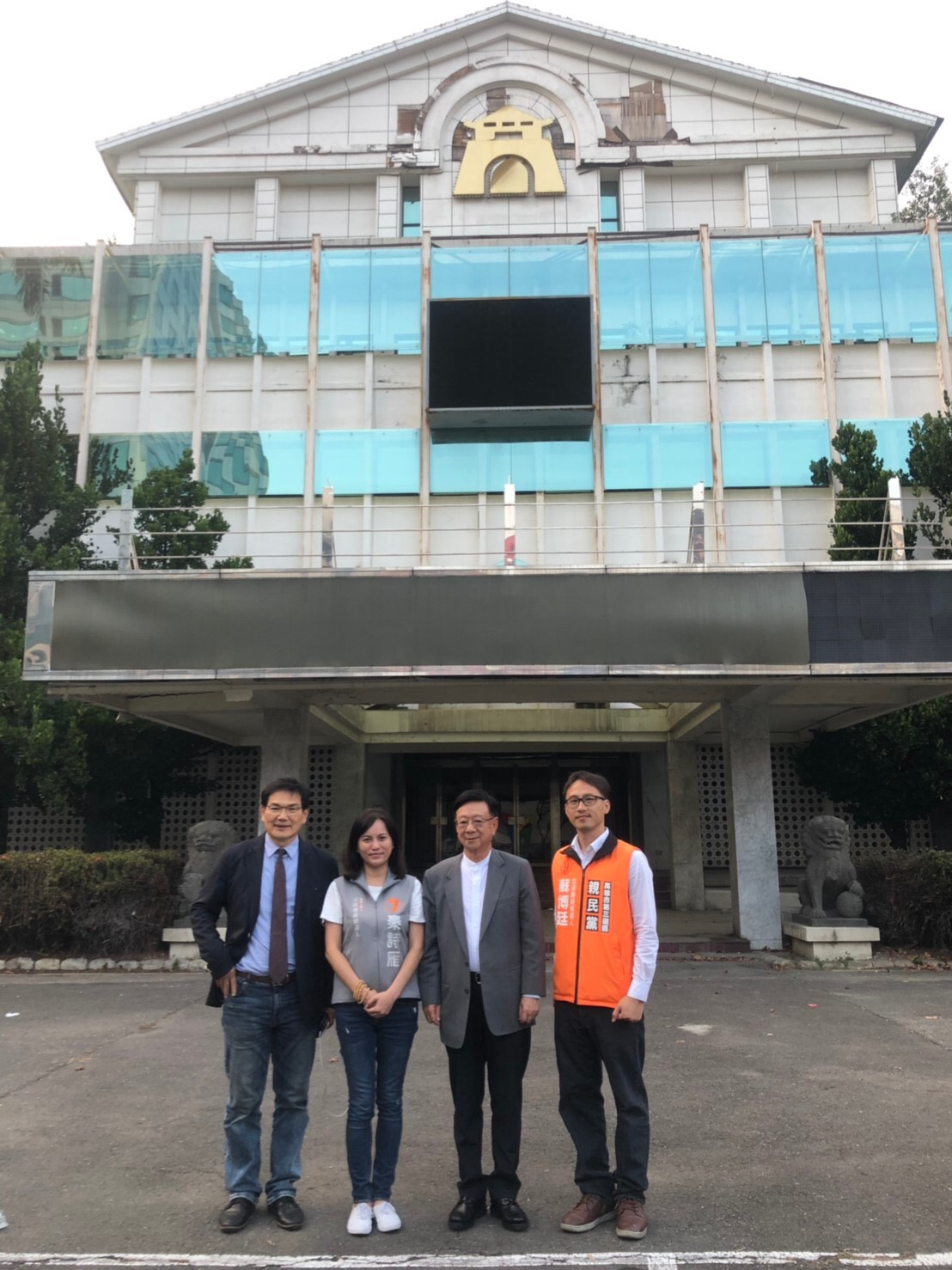 宣明智在親民黨立委候選人陪同下,參觀高雄市舊議會並提出建言。(讀者提供)