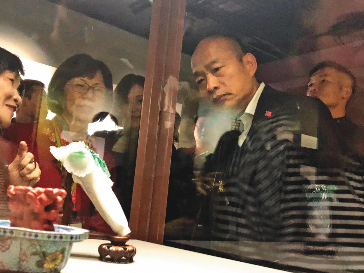 相較於綠營全天拚場，韓國瑜則是老神在在，6日參觀故宮研究文化教育政策。（韓國瑜競辦提供）