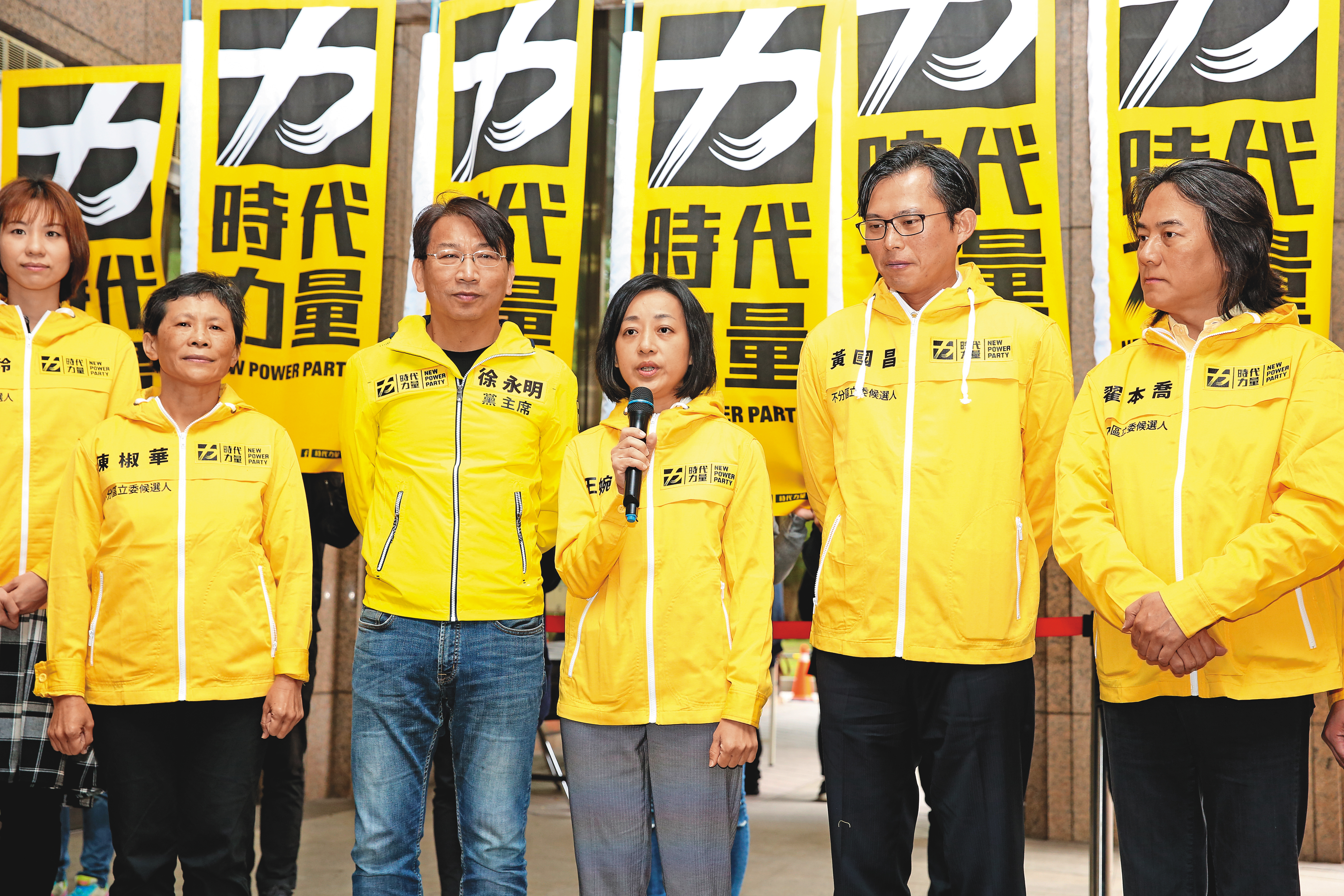 時代力量號召選民把「立院戰神」黃國昌(右2)留在國會,也強打「小燈泡媽」牌,要用王婉諭(右3)的溫柔、堅定的形象催出選票。