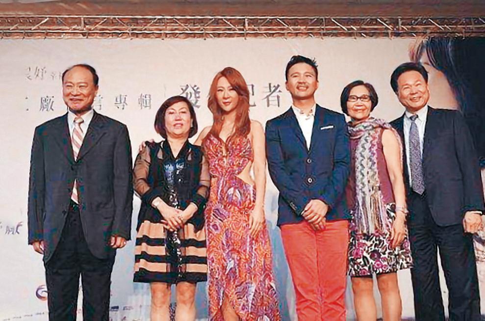  2014年，安晨妤（左3）發片，不僅老公張劭緯（右三）站台、安家、張家二老也現身力挺。（大京娛樂提供）