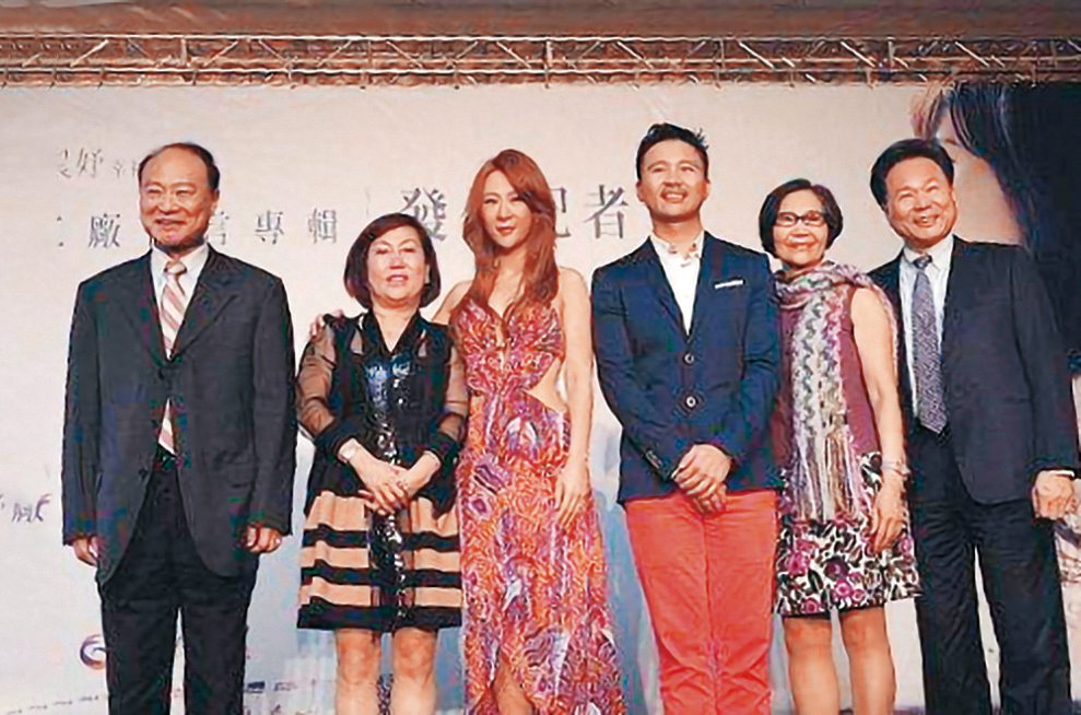 2014年，安晨妤（左3）發片，不僅老公張劭緯（右3）站台、安家、張家二老也現身力挺。（大京娛樂提供）