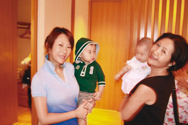 安晨妤（左1）與婆婆張秀琬（右1）原本感情極佳，直到去年老公搬至上海，一切變調。（翻攝自張劭緯臉書）