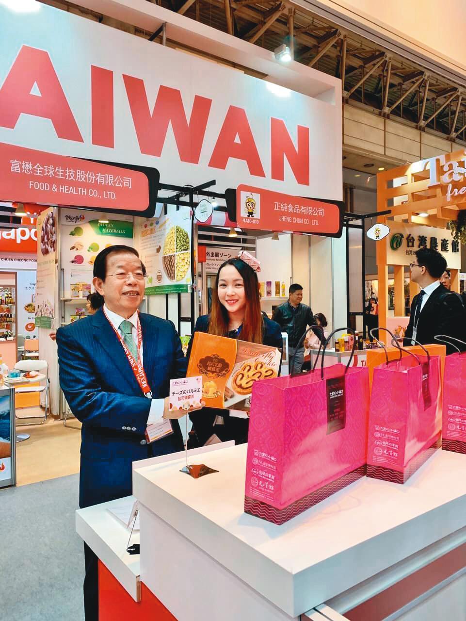 邱威樺為自家品牌常到日本參展工作。左為駐日代表謝長廷。（翻攝自邱威樺臉書）