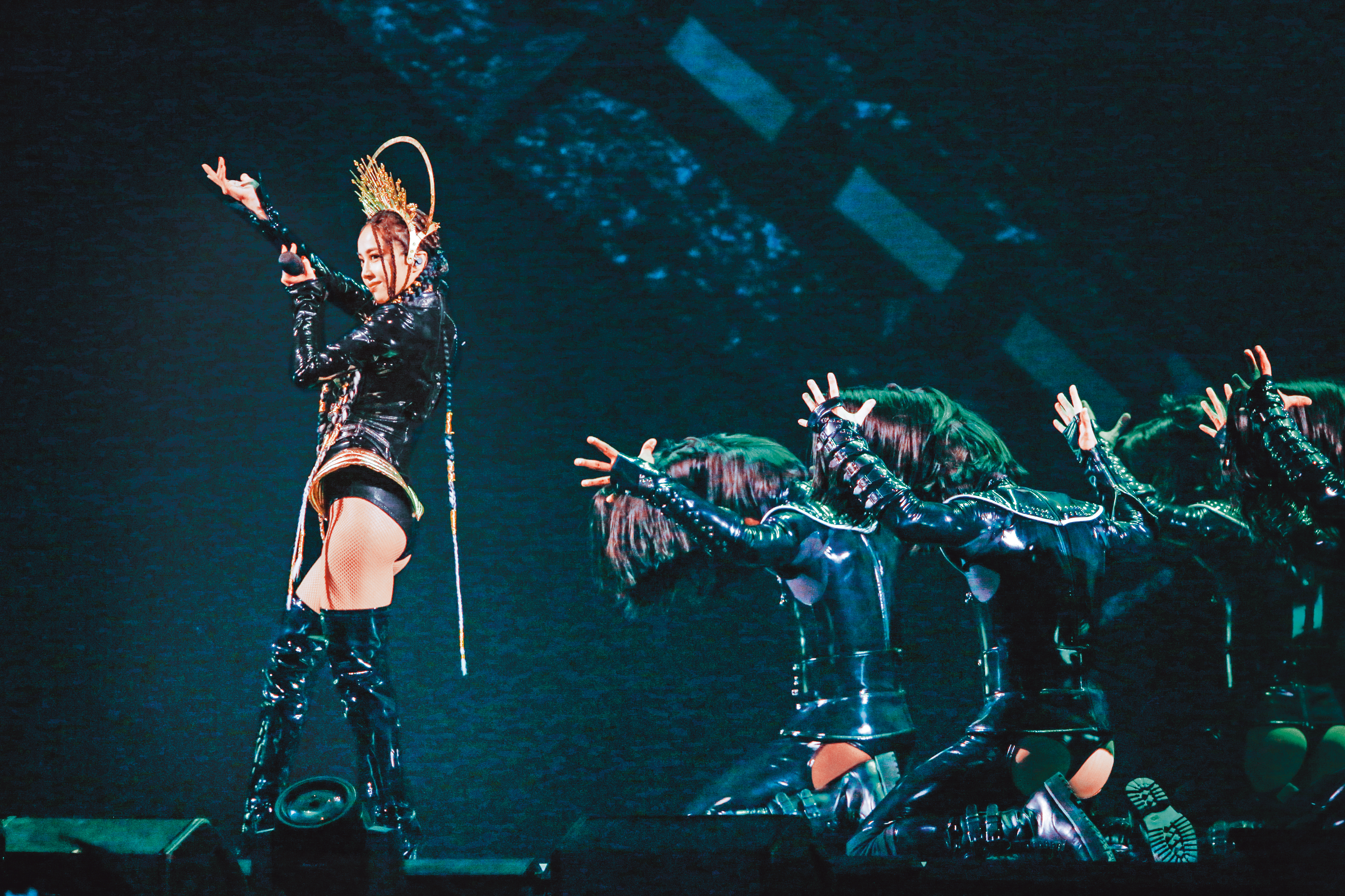 娛樂新聞有「披了文青外表的慾女」，小巨蛋則有披了Jolin外表的人形蜈蚣。