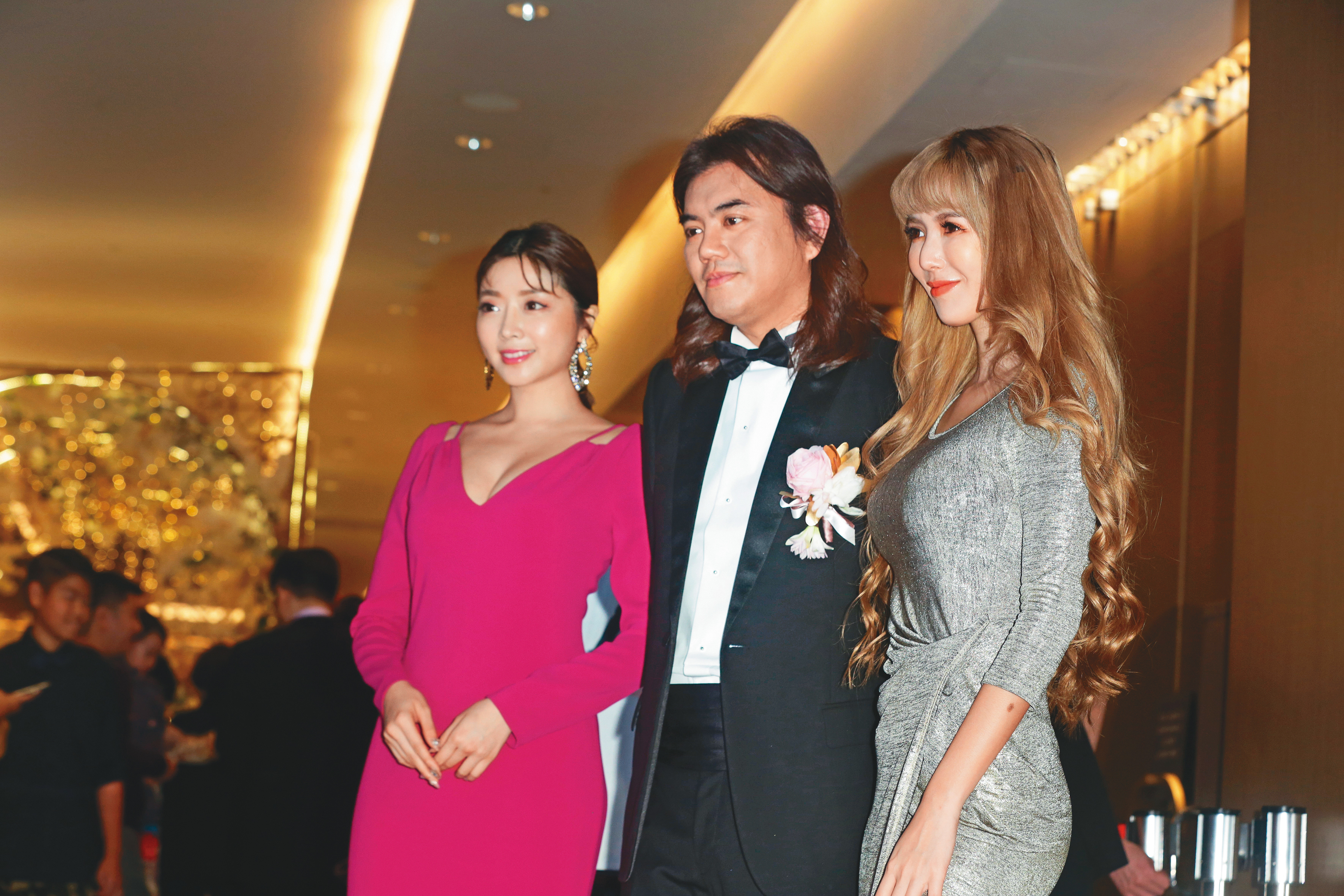 拐拐（右）雖然並不是婚宴主角，但還是穿得很露，尤其側身也是來勢洶洶的。