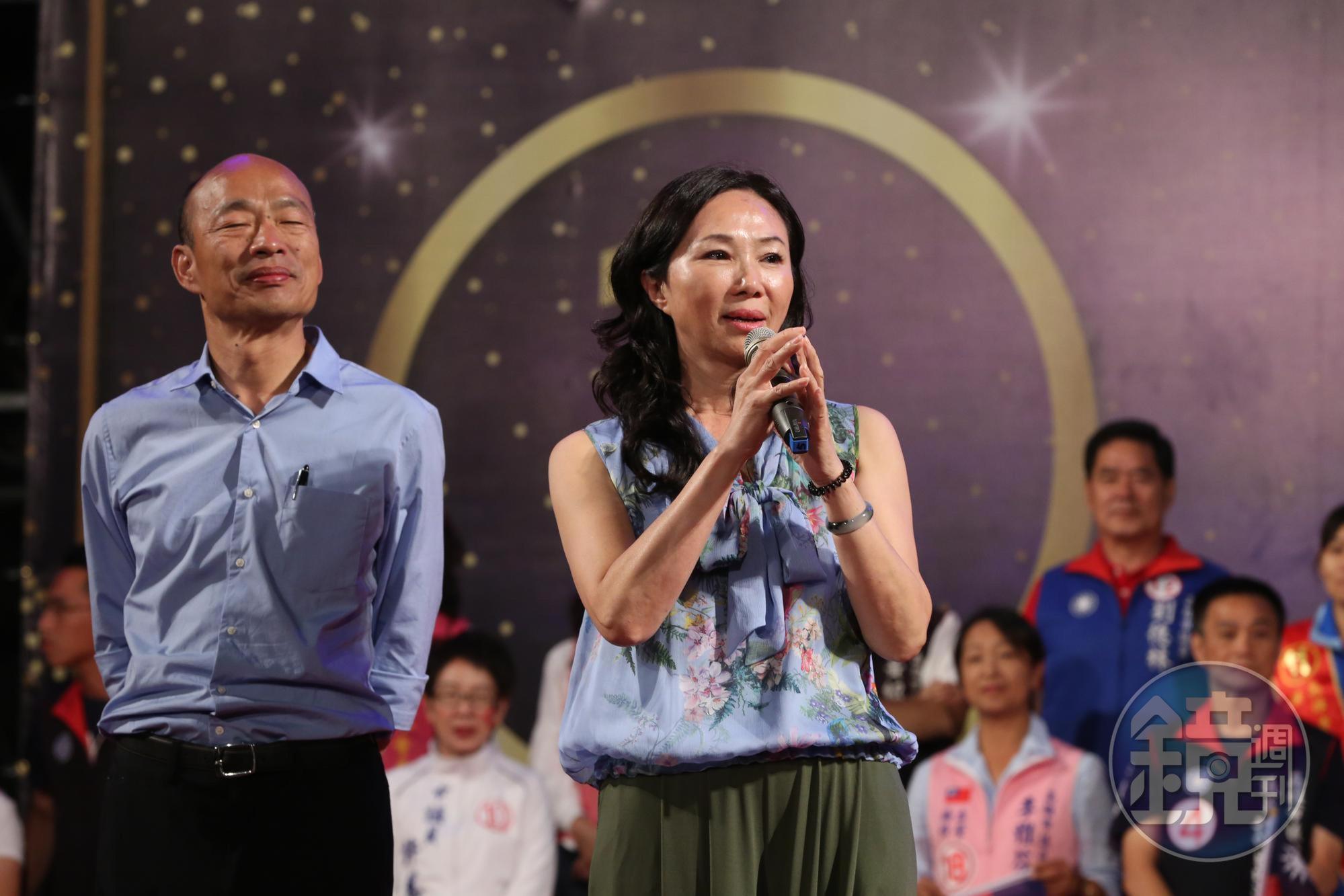 李佳芬代夫出征參加造勢晚會，痛批民進黨政府查水表。
