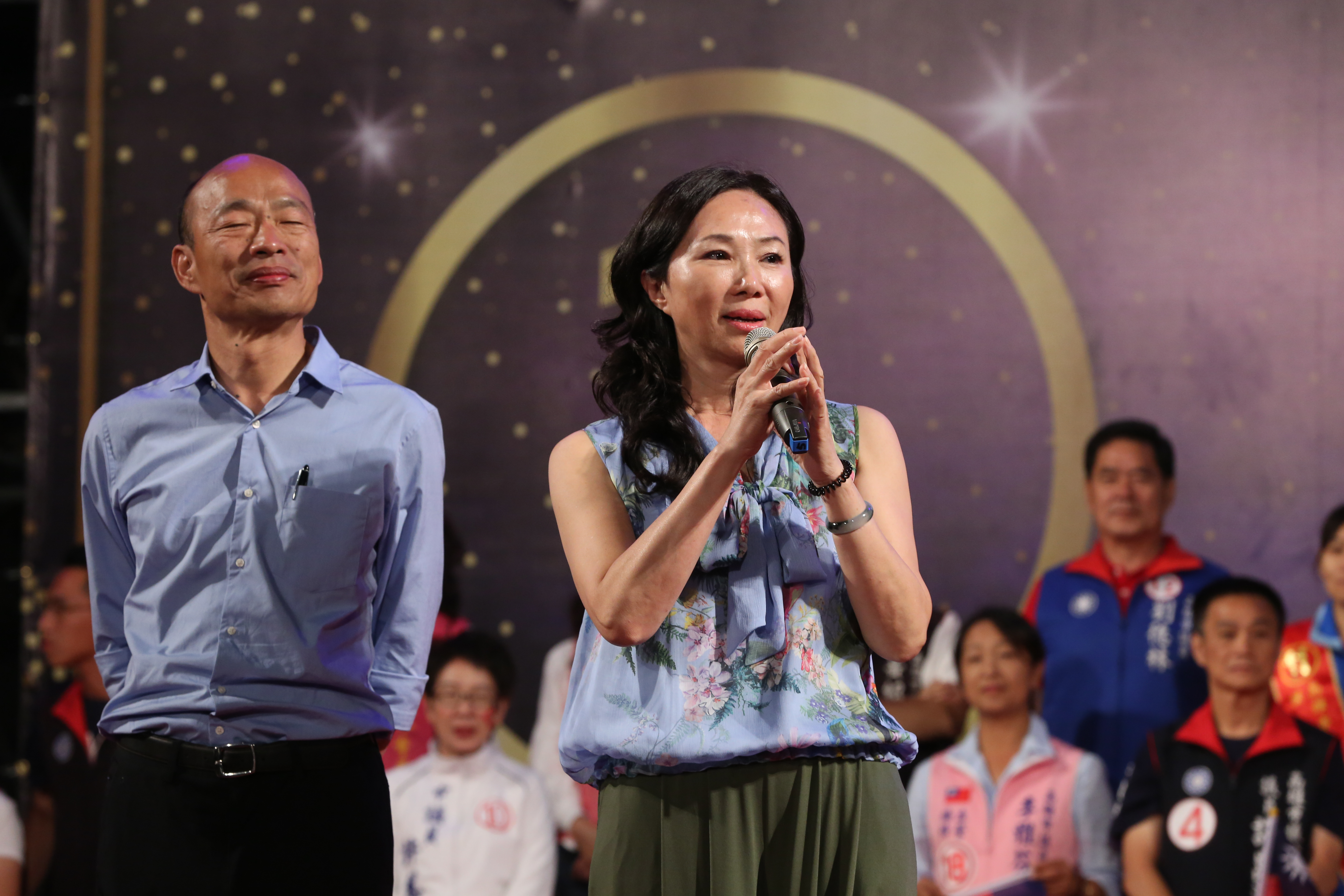 李佳芬代夫出征參加造勢晚會，痛批民進黨政府查水表。