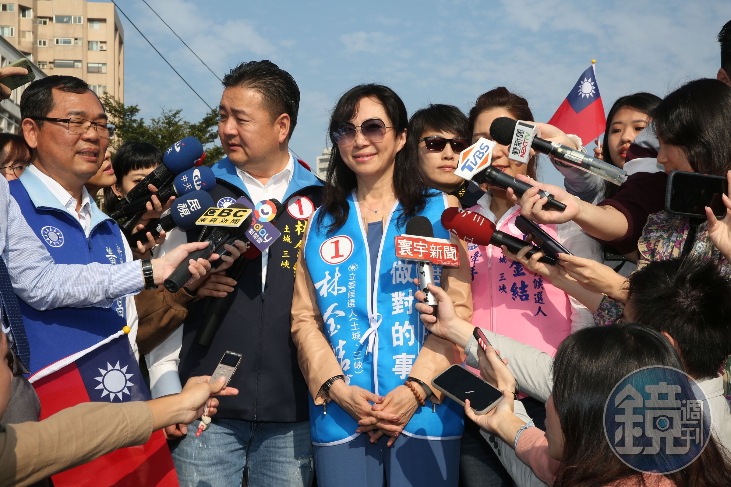 李佳芬昨日替丈夫韓國瑜勤跑行程，圖為李佳芬陪同林金結土城騎車掃街拜票。