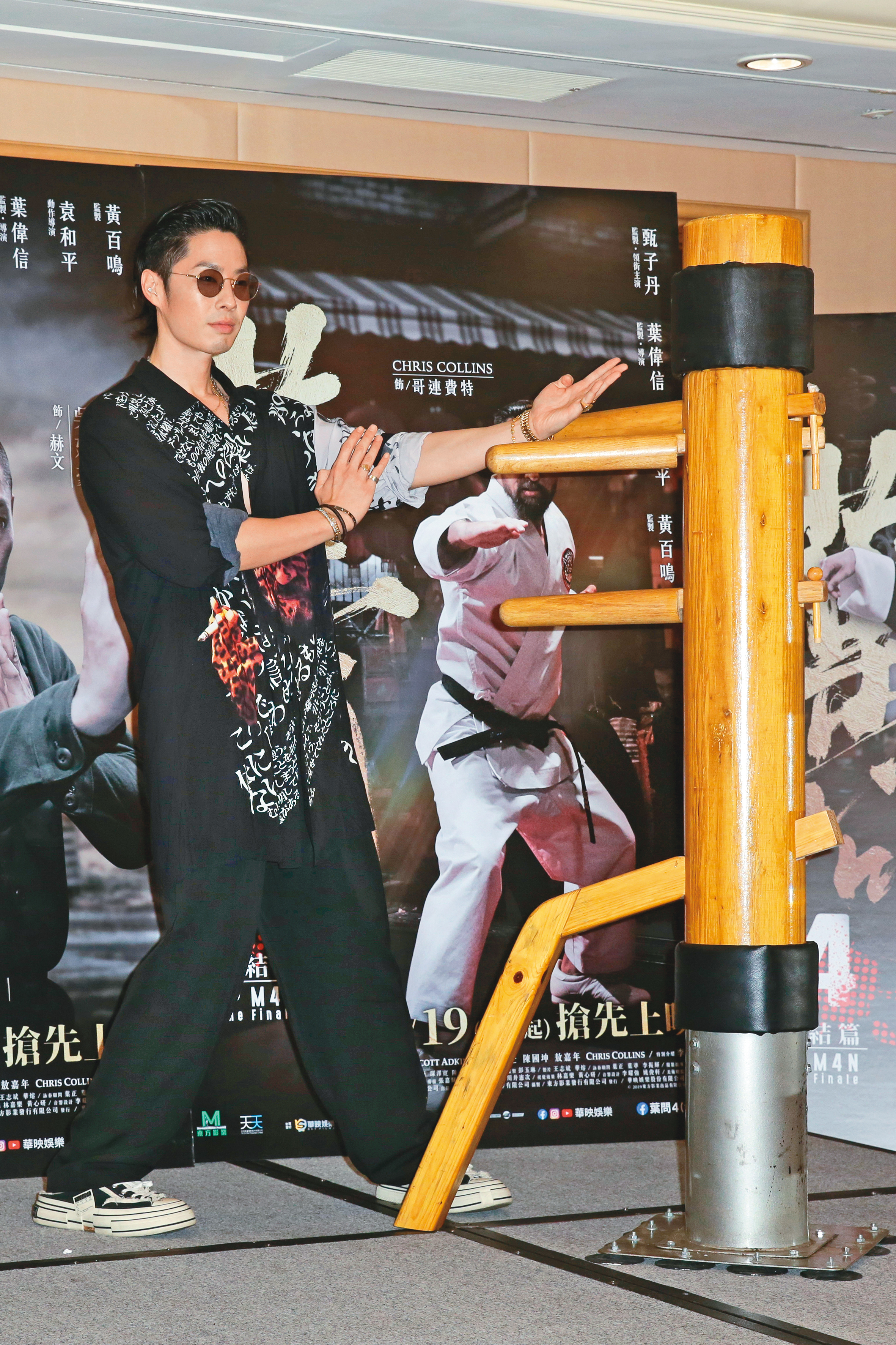 吳建豪歷來頗愛在室內戴墨鏡,讓人除了摸不清他的眼神之外,自己也渾身飄散出一股盲味。