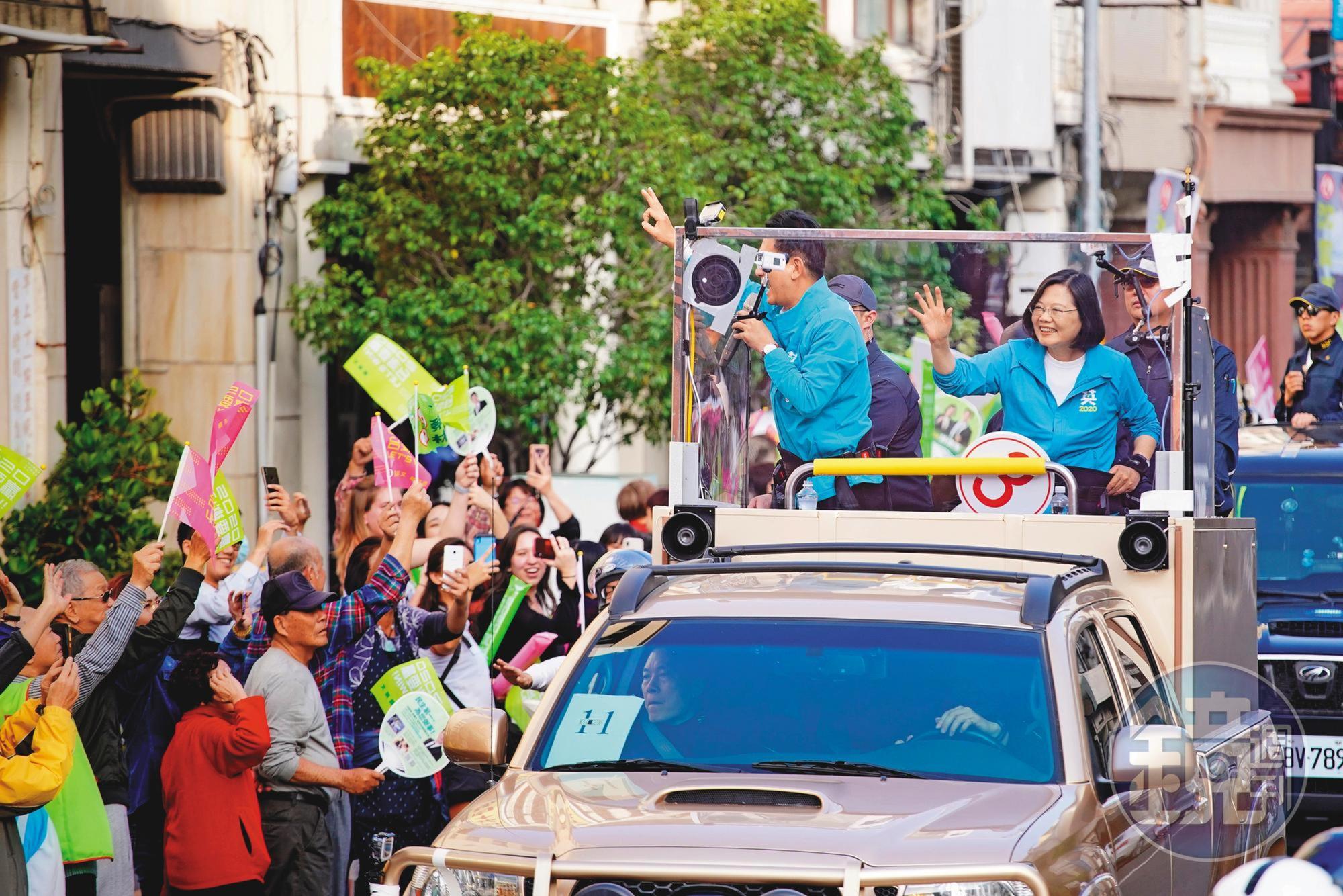 6日起蔡英文啟動全台車隊掃街，由屏東掃到台北，全力衝刺催票。
