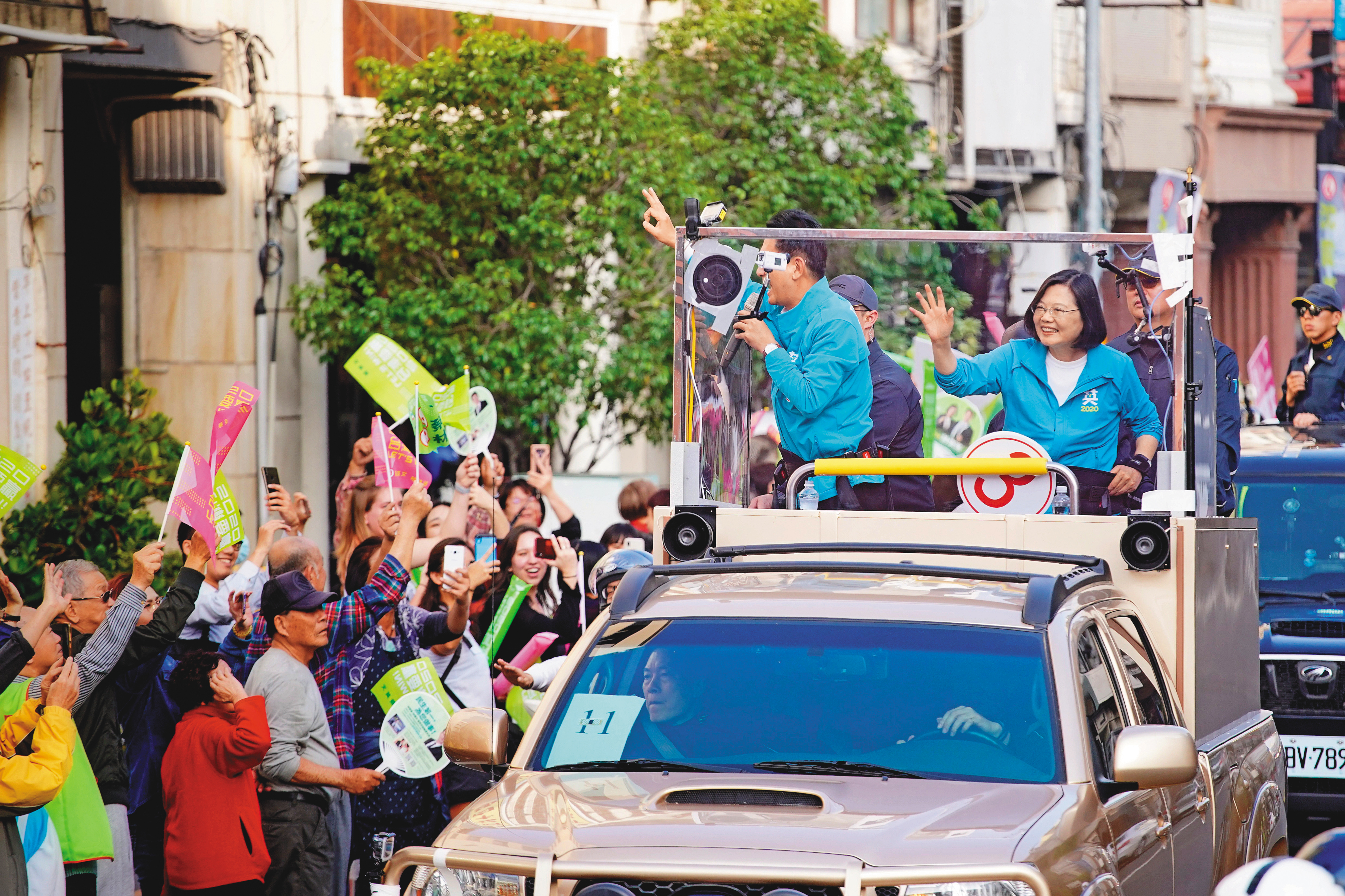 6日起蔡英文啟動全台車隊掃街，由屏東掃到台北，全力衝刺催票。